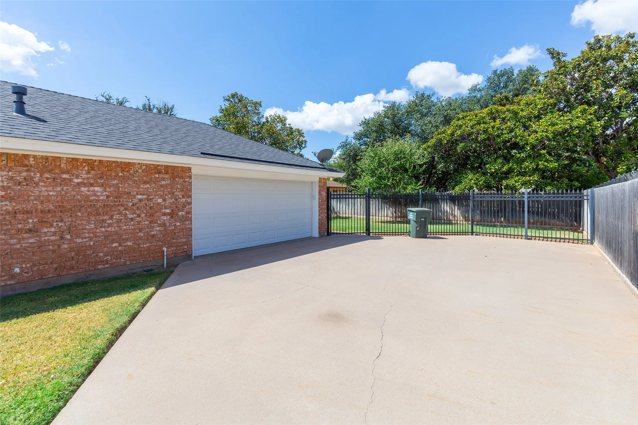 Single Family Residence For Sale in Taylor County , 5566 Chimney Rock Road, Abilene, Texas 79606, 3 Bedroom, 2 Bathroom, 2 Garage spaces, 2,193 Sqft, built in 1981, mls#21371950, Real Estate Agent in Abilene, Homes For Sale in Taylor county, Homes For Sale in Abilene, Realtor in Abilene Texas, Real Estate Brokerage Independent Realty Texas, Luminita Cordes Realtor