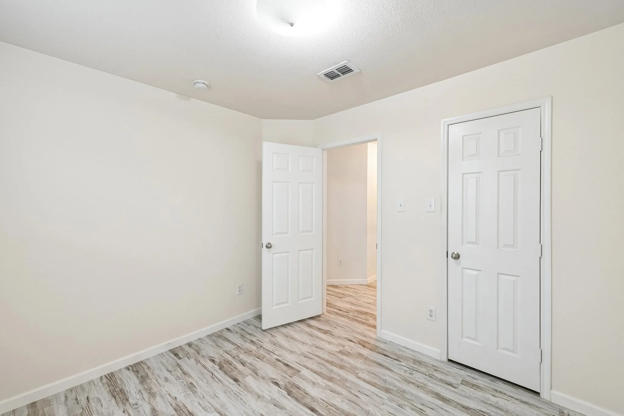 Single Family Residence For Sale in Tarrant County , 6925 Evening Shade Lane, Arlington, Texas 76002, 3 Bedroom, 2 Bathroom, 2 Garage spaces, 1,840 Sqft, built in 2005, mls#21371977, Real Estate Agent in Arlington, Homes For Sale in Tarrant county, Homes For Sale in Arlington, Realtor in Arlington Texas, Real Estate Brokerage Independent Realty Texas, Luminita Cordes Realtor