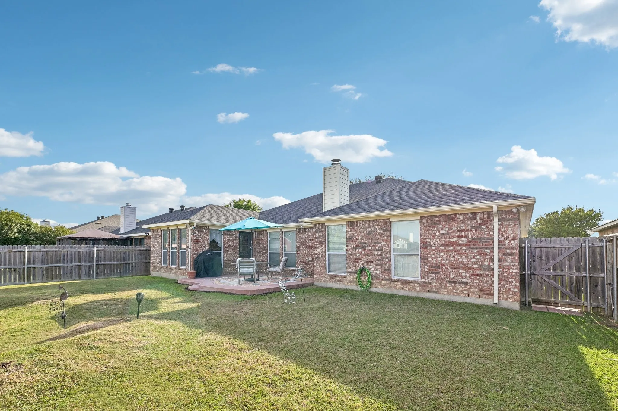 Single Family Residence For Sale in Tarrant County , 6925 Evening Shade Lane, Arlington, Texas 76002, 3 Bedroom, 2 Bathroom, 2 Garage spaces, 1,840 Sqft, built in 2005, mls#21371977, Real Estate Agent in Arlington, Homes For Sale in Tarrant county, Homes For Sale in Arlington, Realtor in Arlington Texas, Real Estate Brokerage Independent Realty Texas, Luminita Cordes Realtor