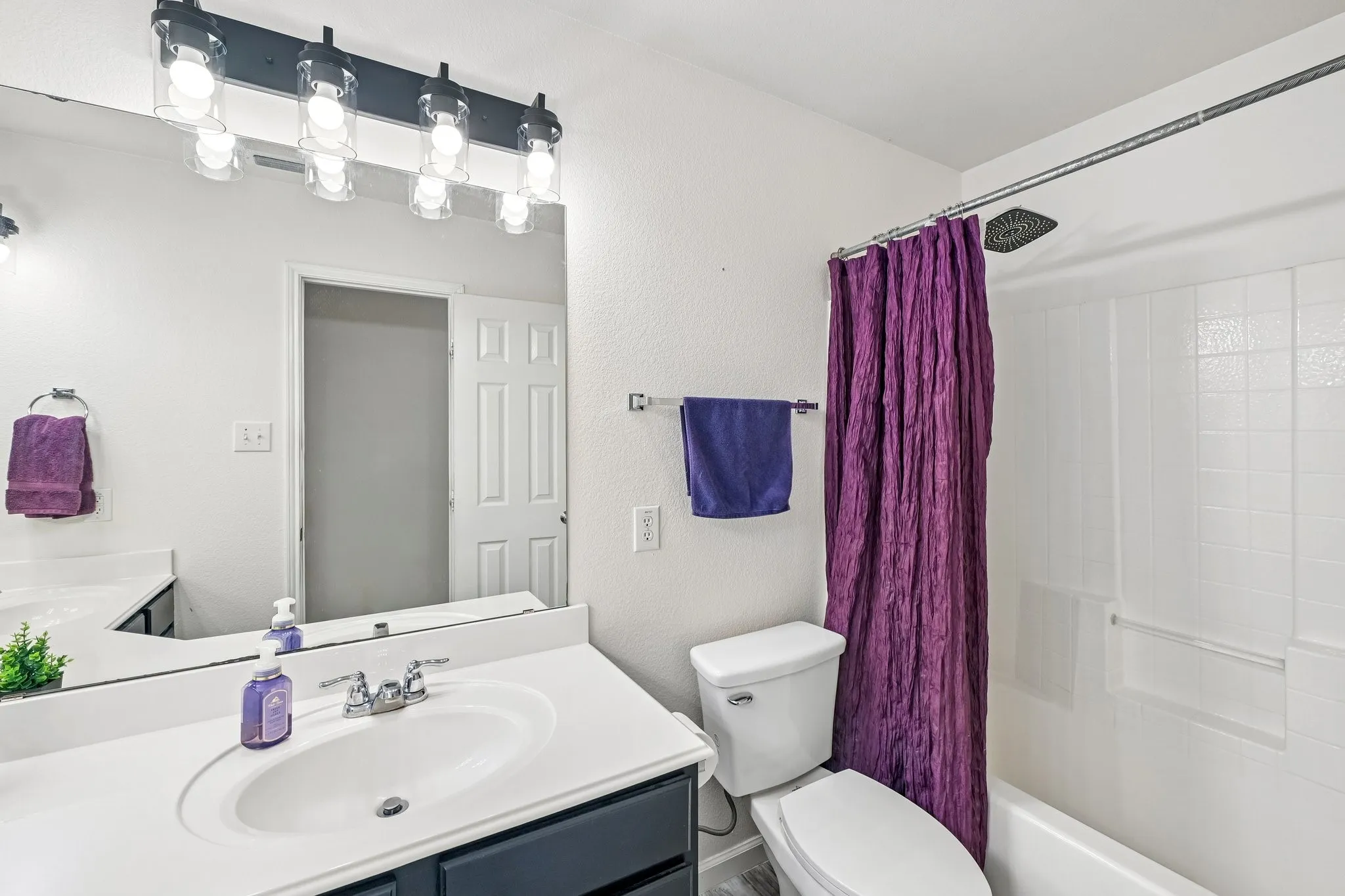 Single Family Residence For Sale in Tarrant County , 6925 Evening Shade Lane, Arlington, Texas 76002, 3 Bedroom, 2 Bathroom, 2 Garage spaces, 1,840 Sqft, built in 2005, mls#21371977, Real Estate Agent in Arlington, Homes For Sale in Tarrant county, Homes For Sale in Arlington, Realtor in Arlington Texas, Real Estate Brokerage Independent Realty Texas, Luminita Cordes Realtor