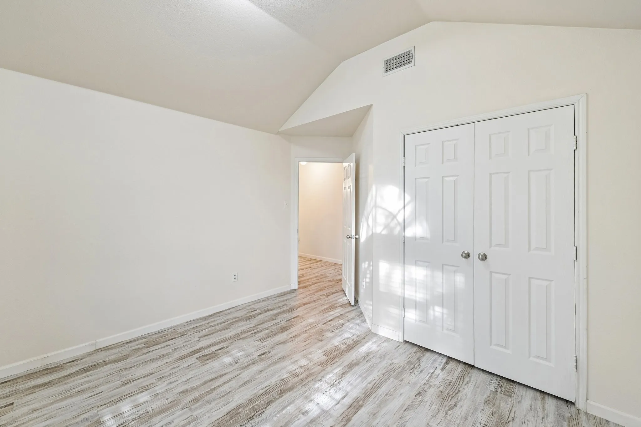 Single Family Residence For Sale in Tarrant County , 6925 Evening Shade Lane, Arlington, Texas 76002, 3 Bedroom, 2 Bathroom, 2 Garage spaces, 1,840 Sqft, built in 2005, mls#21371977, Real Estate Agent in Arlington, Homes For Sale in Tarrant county, Homes For Sale in Arlington, Realtor in Arlington Texas, Real Estate Brokerage Independent Realty Texas, Luminita Cordes Realtor