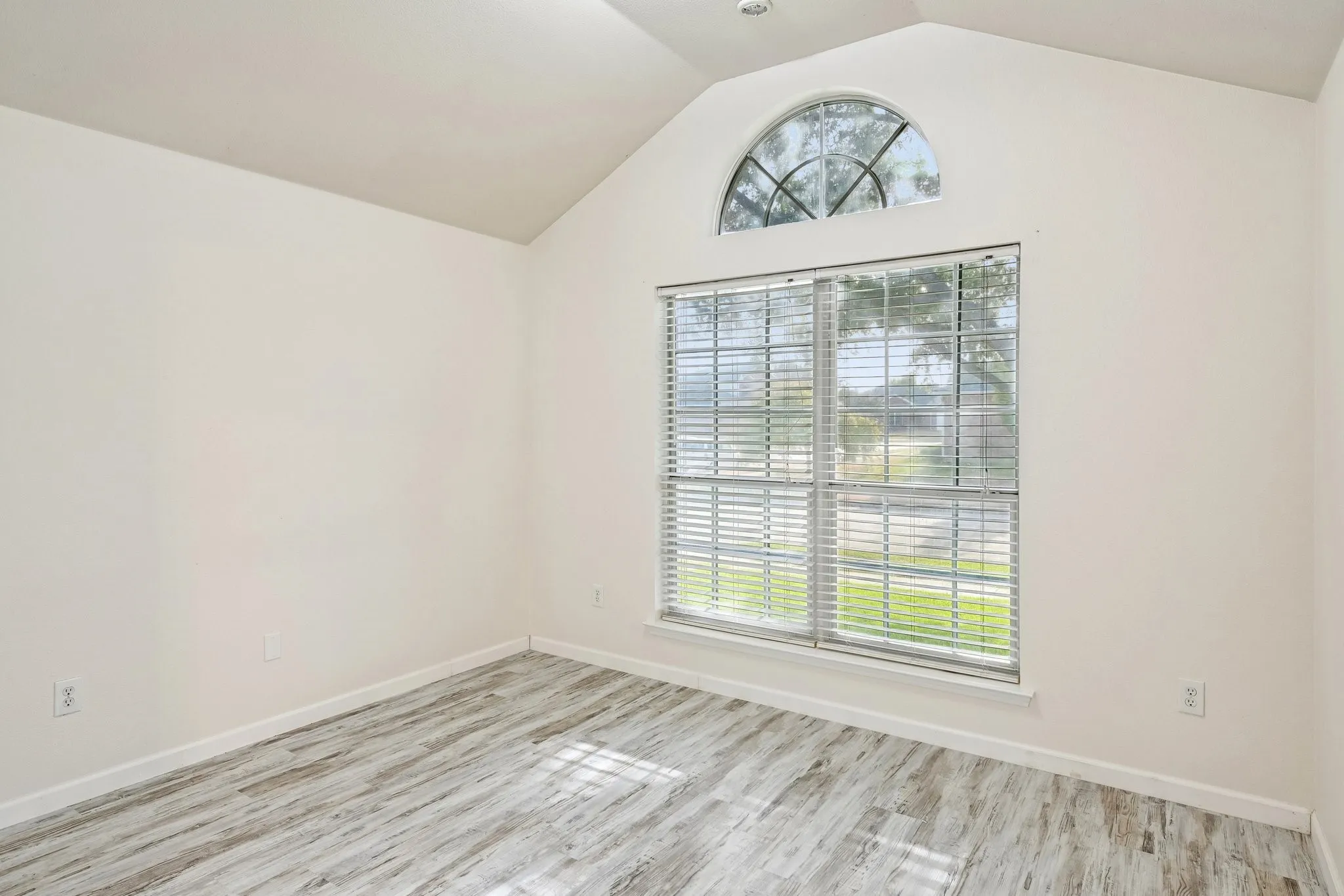 Single Family Residence For Sale in Tarrant County , 6925 Evening Shade Lane, Arlington, Texas 76002, 3 Bedroom, 2 Bathroom, 2 Garage spaces, 1,840 Sqft, built in 2005, mls#21371977, Real Estate Agent in Arlington, Homes For Sale in Tarrant county, Homes For Sale in Arlington, Realtor in Arlington Texas, Real Estate Brokerage Independent Realty Texas, Luminita Cordes Realtor