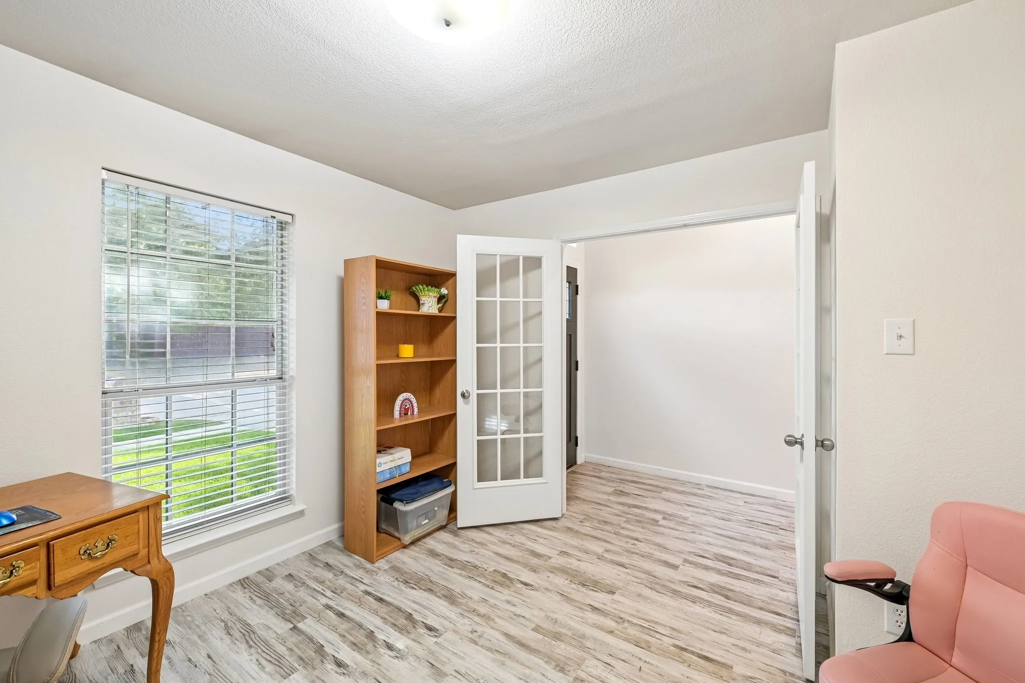 Single Family Residence For Sale in Tarrant County , 6925 Evening Shade Lane, Arlington, Texas 76002, 3 Bedroom, 2 Bathroom, 2 Garage spaces, 1,840 Sqft, built in 2005, mls#21371977, Real Estate Agent in Arlington, Homes For Sale in Tarrant county, Homes For Sale in Arlington, Realtor in Arlington Texas, Real Estate Brokerage Independent Realty Texas, Luminita Cordes Realtor