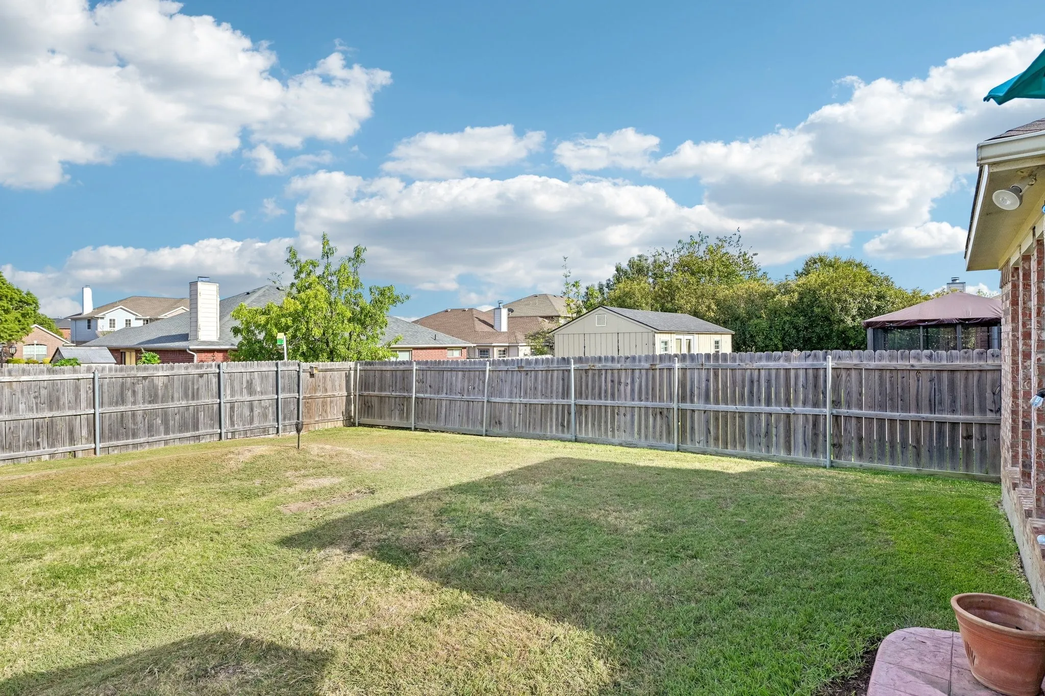 Single Family Residence For Sale in Tarrant County , 6925 Evening Shade Lane, Arlington, Texas 76002, 3 Bedroom, 2 Bathroom, 2 Garage spaces, 1,840 Sqft, built in 2005, mls#21371977, Real Estate Agent in Arlington, Homes For Sale in Tarrant county, Homes For Sale in Arlington, Realtor in Arlington Texas, Real Estate Brokerage Independent Realty Texas, Luminita Cordes Realtor