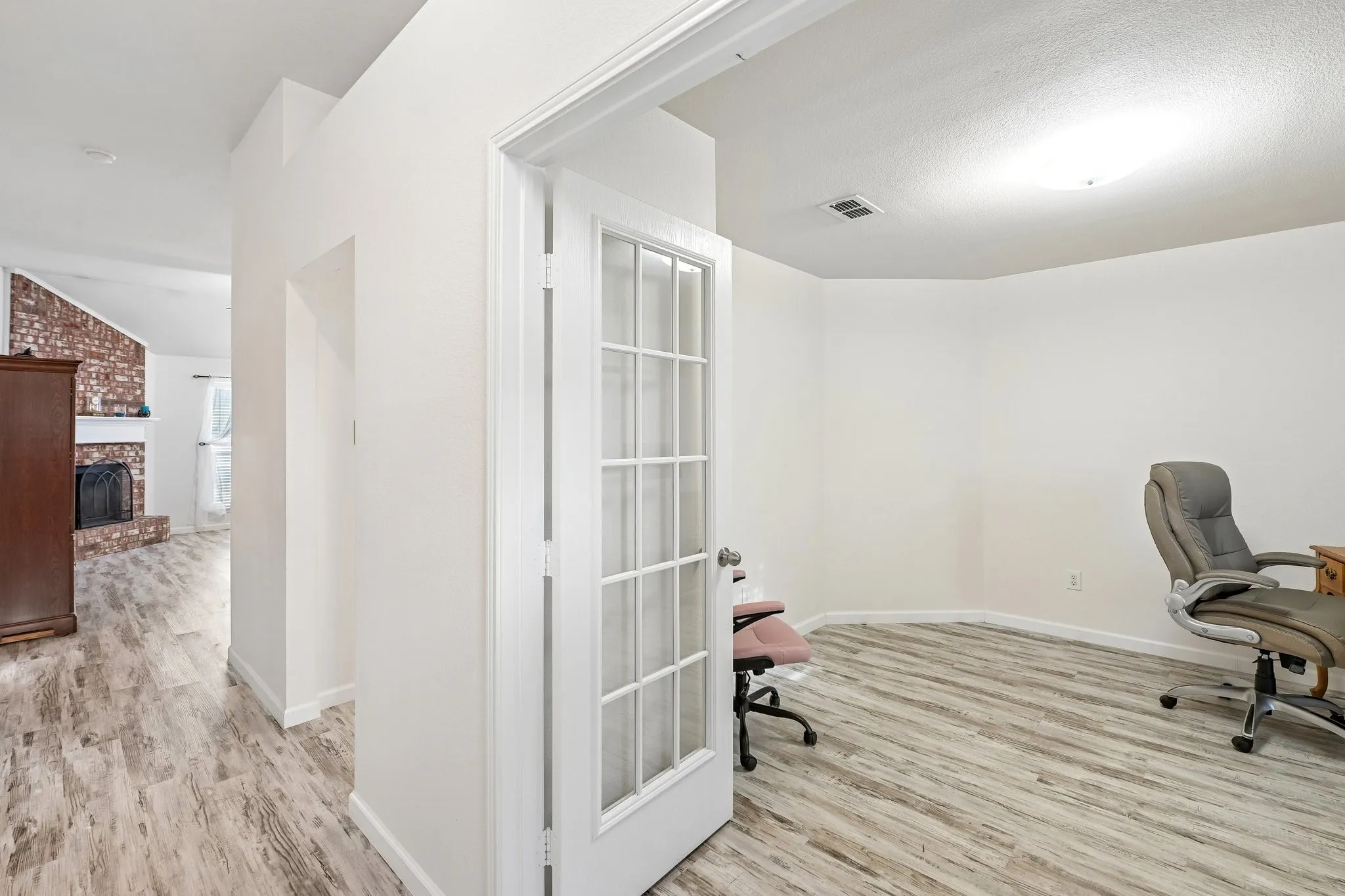 Single Family Residence For Sale in Tarrant County , 6925 Evening Shade Lane, Arlington, Texas 76002, 3 Bedroom, 2 Bathroom, 2 Garage spaces, 1,840 Sqft, built in 2005, mls#21371977, Real Estate Agent in Arlington, Homes For Sale in Tarrant county, Homes For Sale in Arlington, Realtor in Arlington Texas, Real Estate Brokerage Independent Realty Texas, Luminita Cordes Realtor