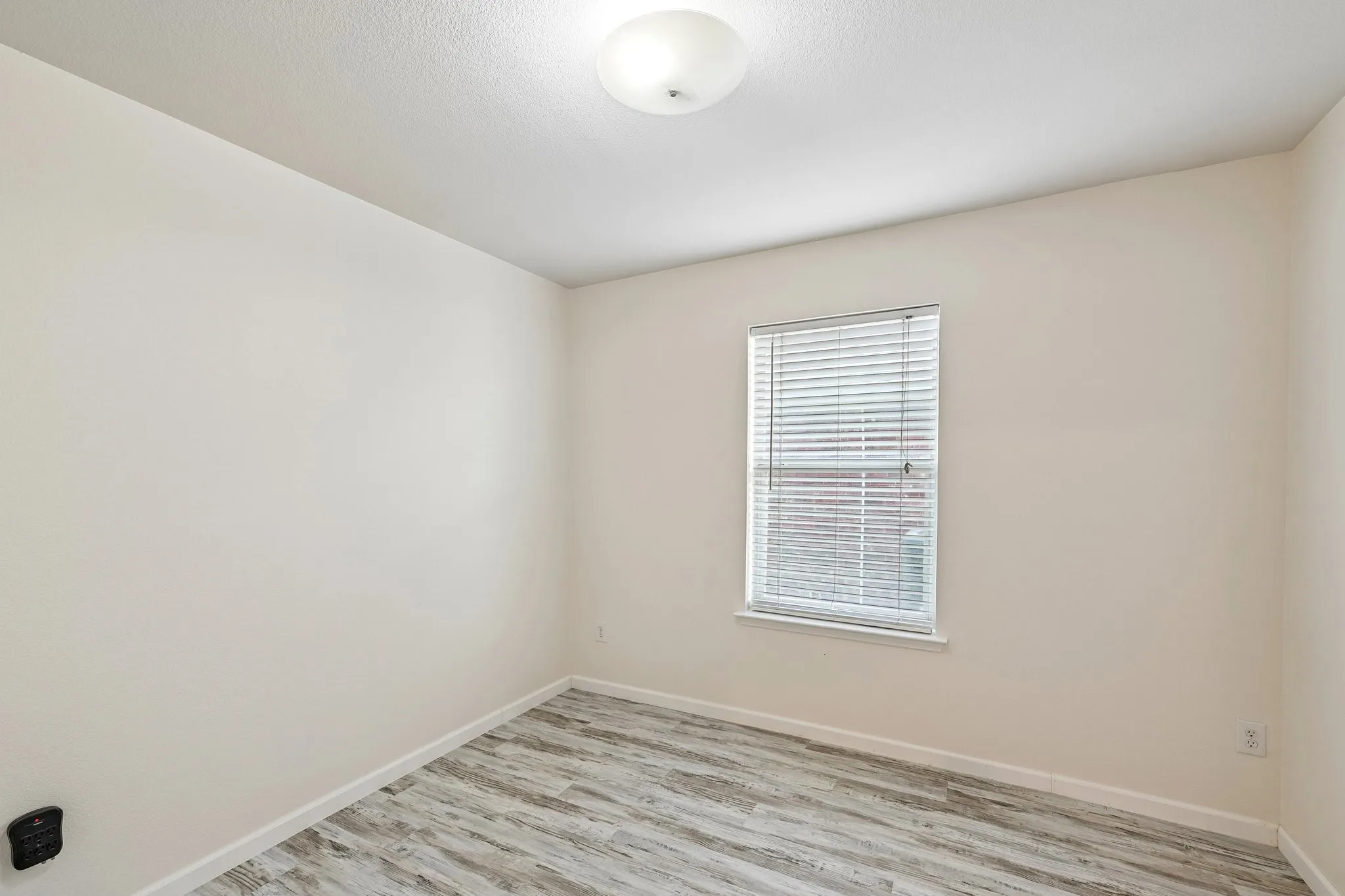 Single Family Residence For Sale in Tarrant County , 6925 Evening Shade Lane, Arlington, Texas 76002, 3 Bedroom, 2 Bathroom, 2 Garage spaces, 1,840 Sqft, built in 2005, mls#21371977, Real Estate Agent in Arlington, Homes For Sale in Tarrant county, Homes For Sale in Arlington, Realtor in Arlington Texas, Real Estate Brokerage Independent Realty Texas, Luminita Cordes Realtor