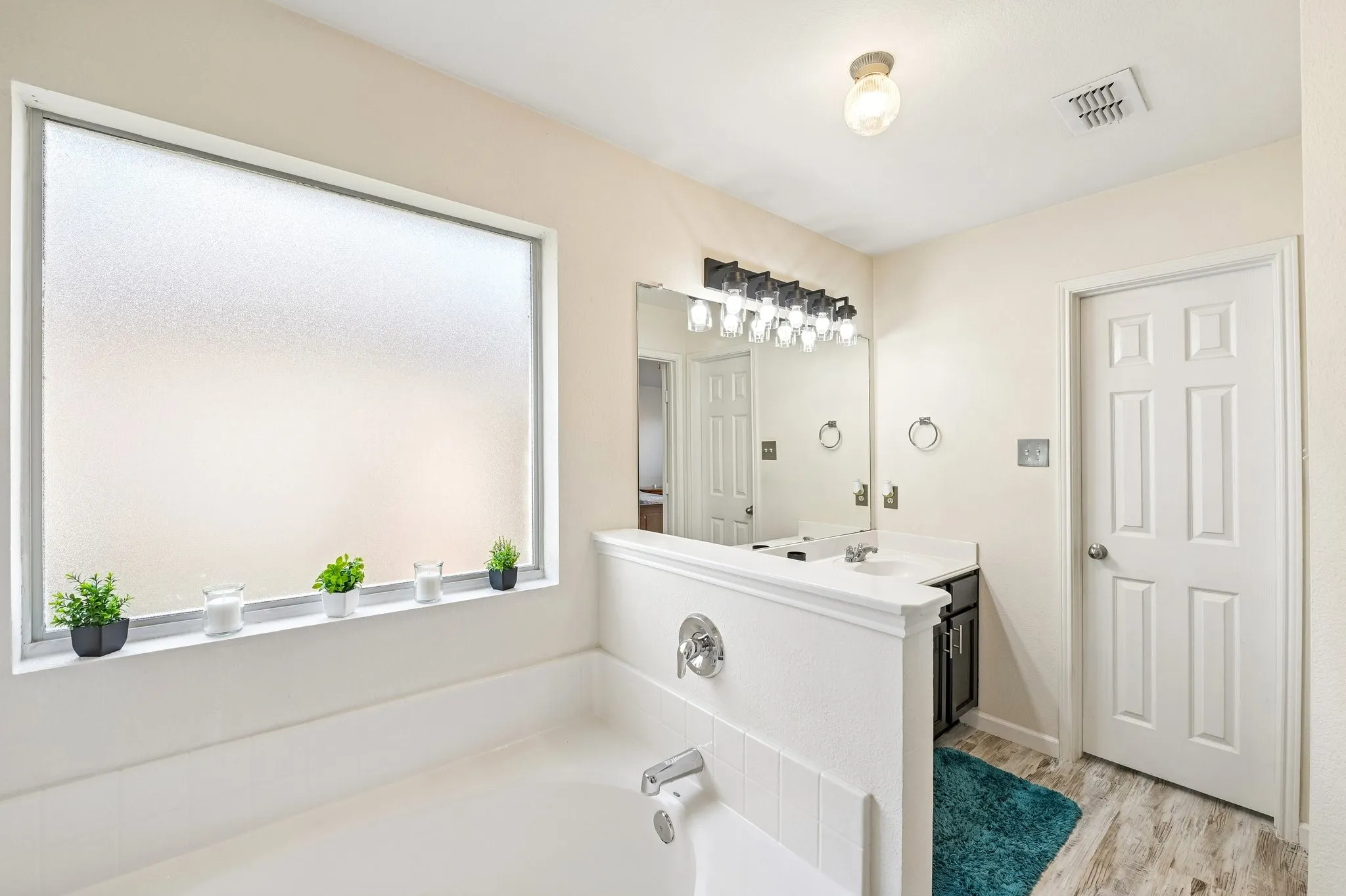 Single Family Residence For Sale in Tarrant County , 6925 Evening Shade Lane, Arlington, Texas 76002, 3 Bedroom, 2 Bathroom, 2 Garage spaces, 1,840 Sqft, built in 2005, mls#21371977, Real Estate Agent in Arlington, Homes For Sale in Tarrant county, Homes For Sale in Arlington, Realtor in Arlington Texas, Real Estate Brokerage Independent Realty Texas, Luminita Cordes Realtor