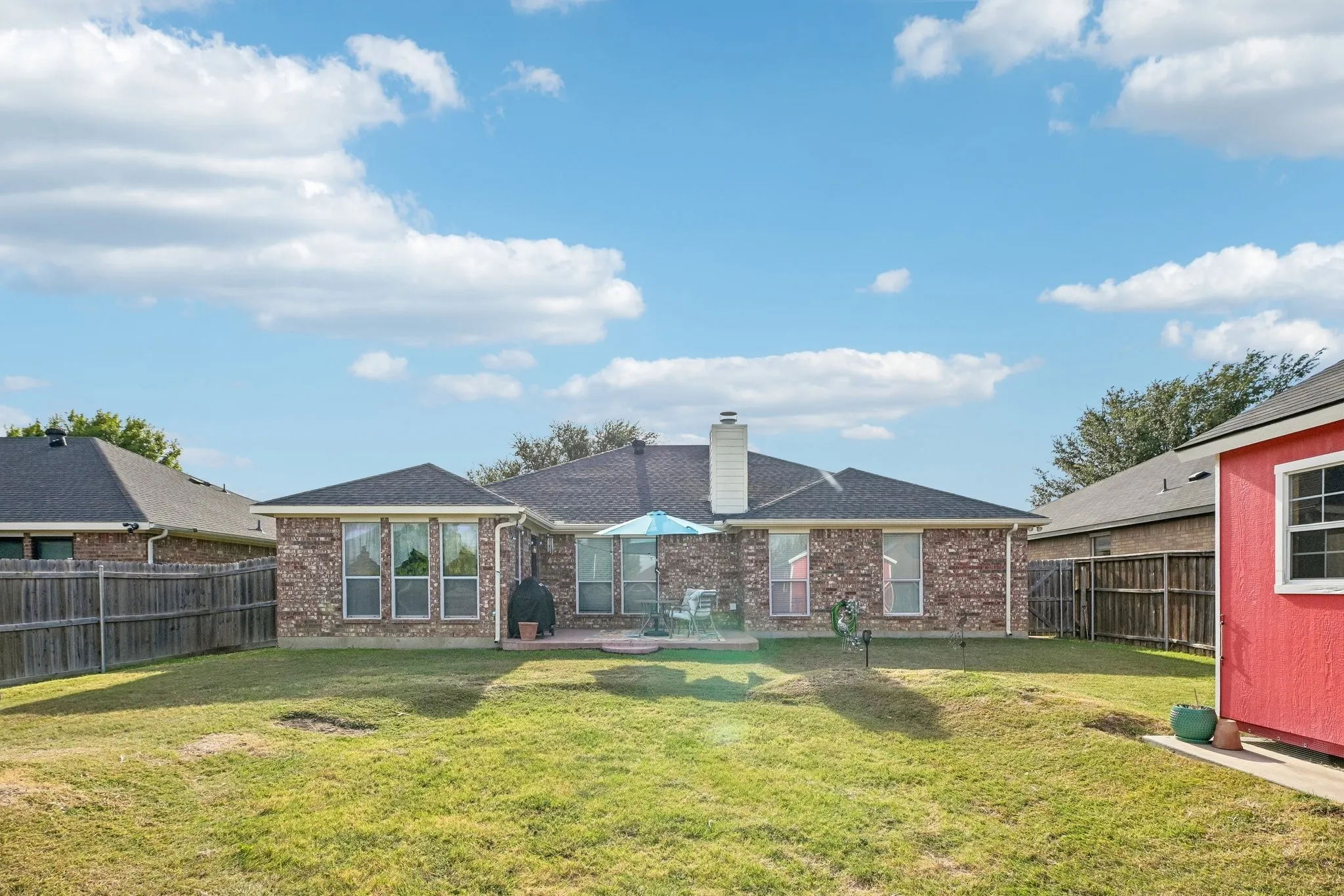 Single Family Residence For Sale in Tarrant County , 6925 Evening Shade Lane, Arlington, Texas 76002, 3 Bedroom, 2 Bathroom, 2 Garage spaces, 1,840 Sqft, built in 2005, mls#21371977, Real Estate Agent in Arlington, Homes For Sale in Tarrant county, Homes For Sale in Arlington, Realtor in Arlington Texas, Real Estate Brokerage Independent Realty Texas, Luminita Cordes Realtor