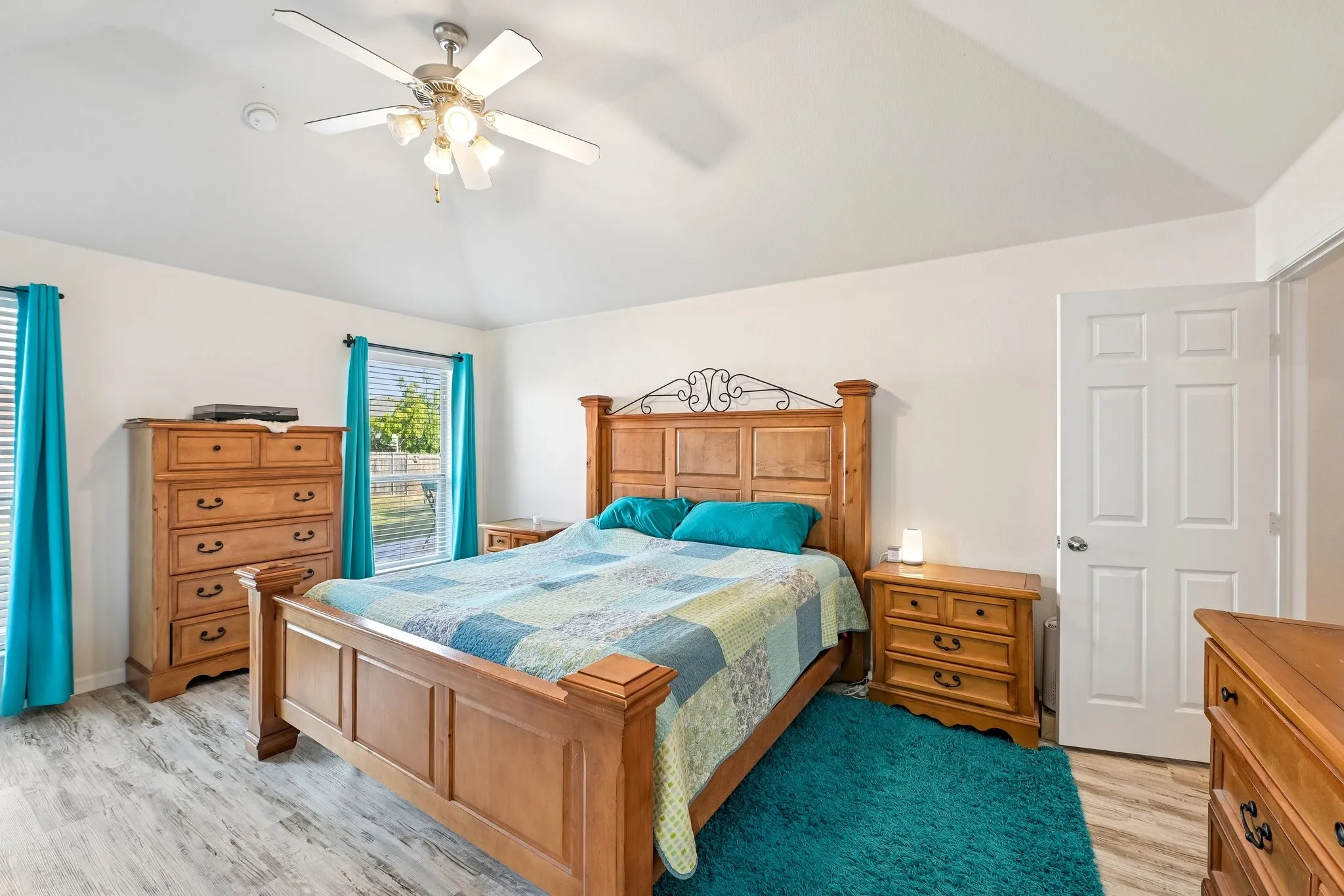 Single Family Residence For Sale in Tarrant County , 6925 Evening Shade Lane, Arlington, Texas 76002, 3 Bedroom, 2 Bathroom, 2 Garage spaces, 1,840 Sqft, built in 2005, mls#21371977, Real Estate Agent in Arlington, Homes For Sale in Tarrant county, Homes For Sale in Arlington, Realtor in Arlington Texas, Real Estate Brokerage Independent Realty Texas, Luminita Cordes Realtor