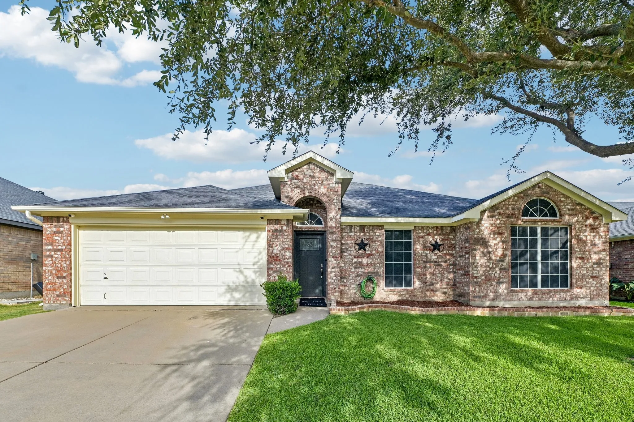 Single Family Residence For Sale in Tarrant County , 6925 Evening Shade Lane, Arlington, Texas 76002, 3 Bedroom, 2 Bathroom, 2 Garage spaces, 1,840 Sqft, built in 2005, mls#21371977, Real Estate Agent in Arlington, Homes For Sale in Tarrant county, Homes For Sale in Arlington, Realtor in Arlington Texas, Real Estate Brokerage Independent Realty Texas, Luminita Cordes Realtor