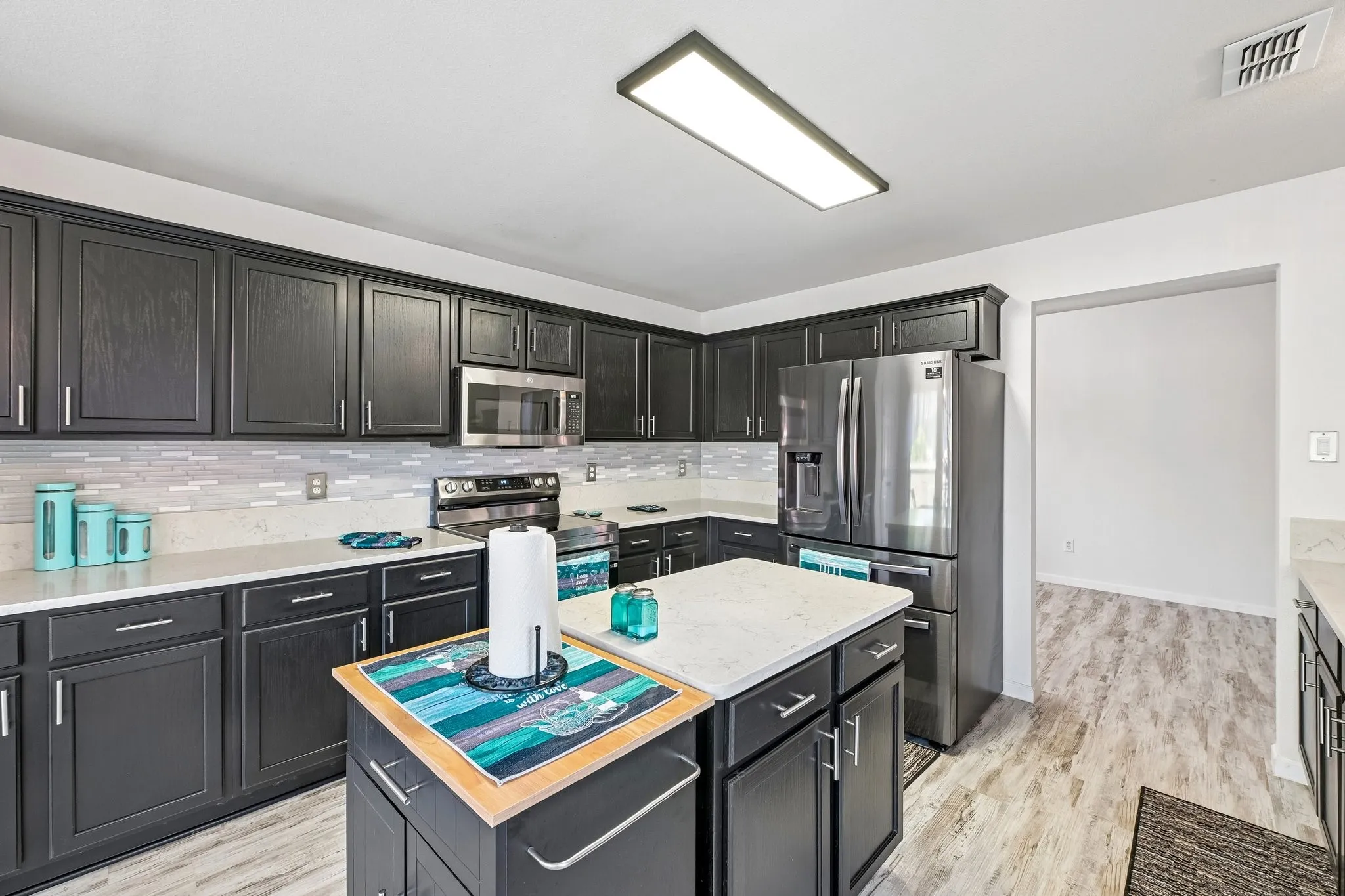 Single Family Residence For Sale in Tarrant County , 6925 Evening Shade Lane, Arlington, Texas 76002, 3 Bedroom, 2 Bathroom, 2 Garage spaces, 1,840 Sqft, built in 2005, mls#21371977, Real Estate Agent in Arlington, Homes For Sale in Tarrant county, Homes For Sale in Arlington, Realtor in Arlington Texas, Real Estate Brokerage Independent Realty Texas, Luminita Cordes Realtor