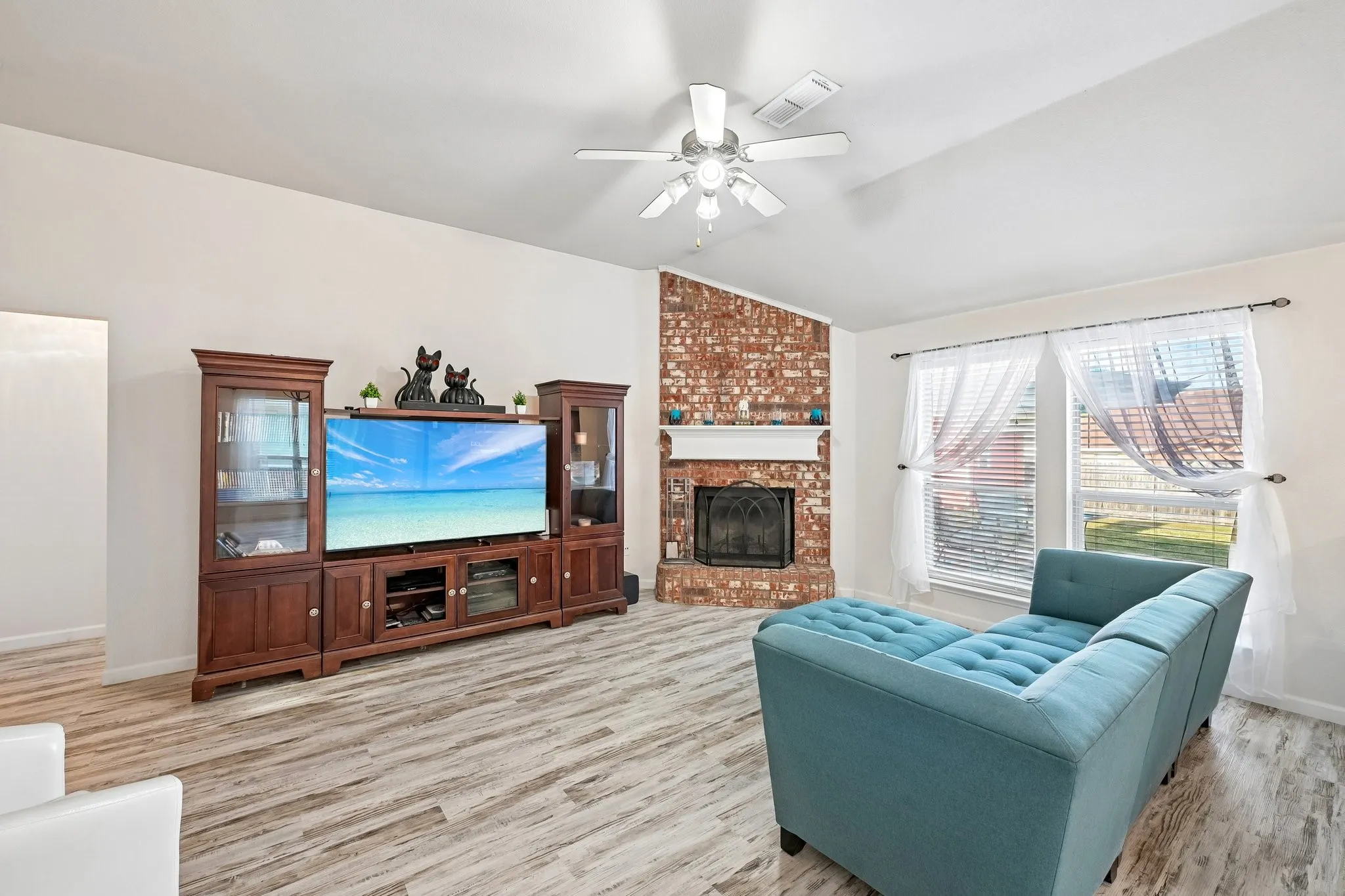 Single Family Residence For Sale in Tarrant County , 6925 Evening Shade Lane, Arlington, Texas 76002, 3 Bedroom, 2 Bathroom, 2 Garage spaces, 1,840 Sqft, built in 2005, mls#21371977, Real Estate Agent in Arlington, Homes For Sale in Tarrant county, Homes For Sale in Arlington, Realtor in Arlington Texas, Real Estate Brokerage Independent Realty Texas, Luminita Cordes Realtor