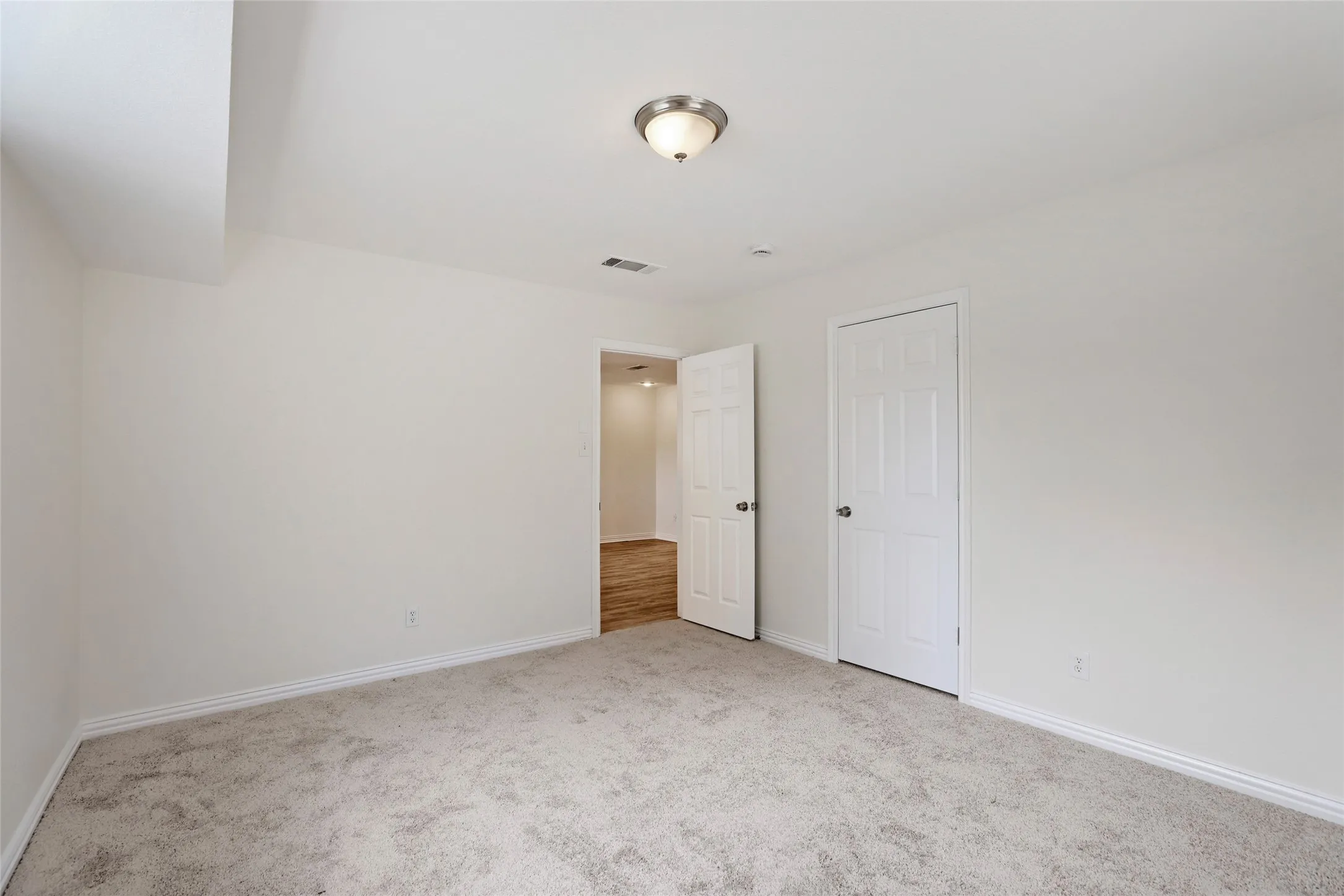 Single Family Residence For Sale in Tarrant County , 2903 E Mitchell Street, Arlington, Texas 76010, 3 Bedroom, 2 Bathroom, 2 Garage spaces, 1,317 Sqft, built in 1964, mls#21370285, Real Estate Agent in Arlington, Homes For Sale in Tarrant county, Homes For Sale in Arlington, Realtor in Arlington Texas, Real Estate Brokerage Independent Realty Texas, Luminita Cordes Realtor