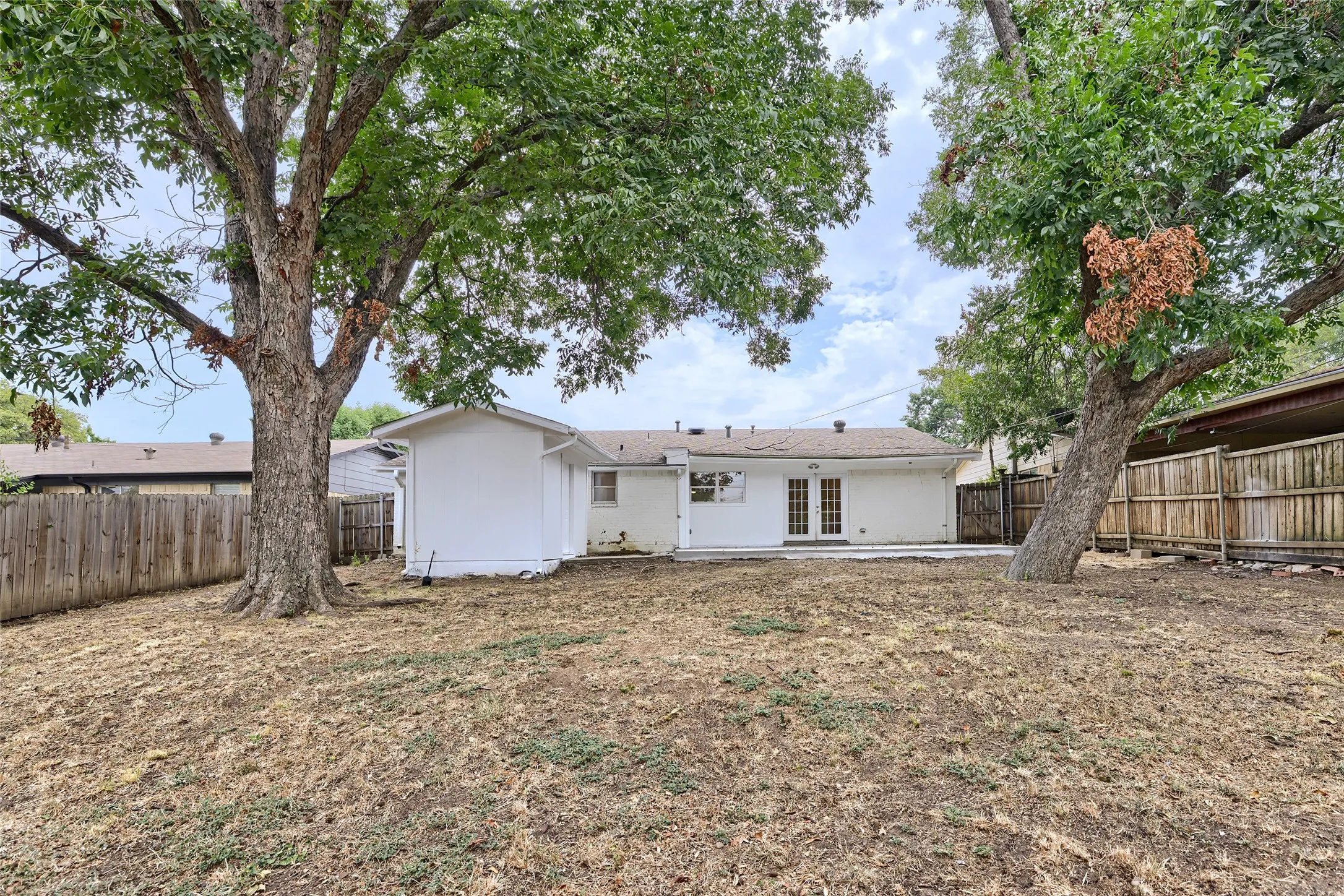 Single Family Residence For Sale in Tarrant County , 2903 E Mitchell Street, Arlington, Texas 76010, 3 Bedroom, 2 Bathroom, 2 Garage spaces, 1,317 Sqft, built in 1964, mls#21370285, Real Estate Agent in Arlington, Homes For Sale in Tarrant county, Homes For Sale in Arlington, Realtor in Arlington Texas, Real Estate Brokerage Independent Realty Texas, Luminita Cordes Realtor