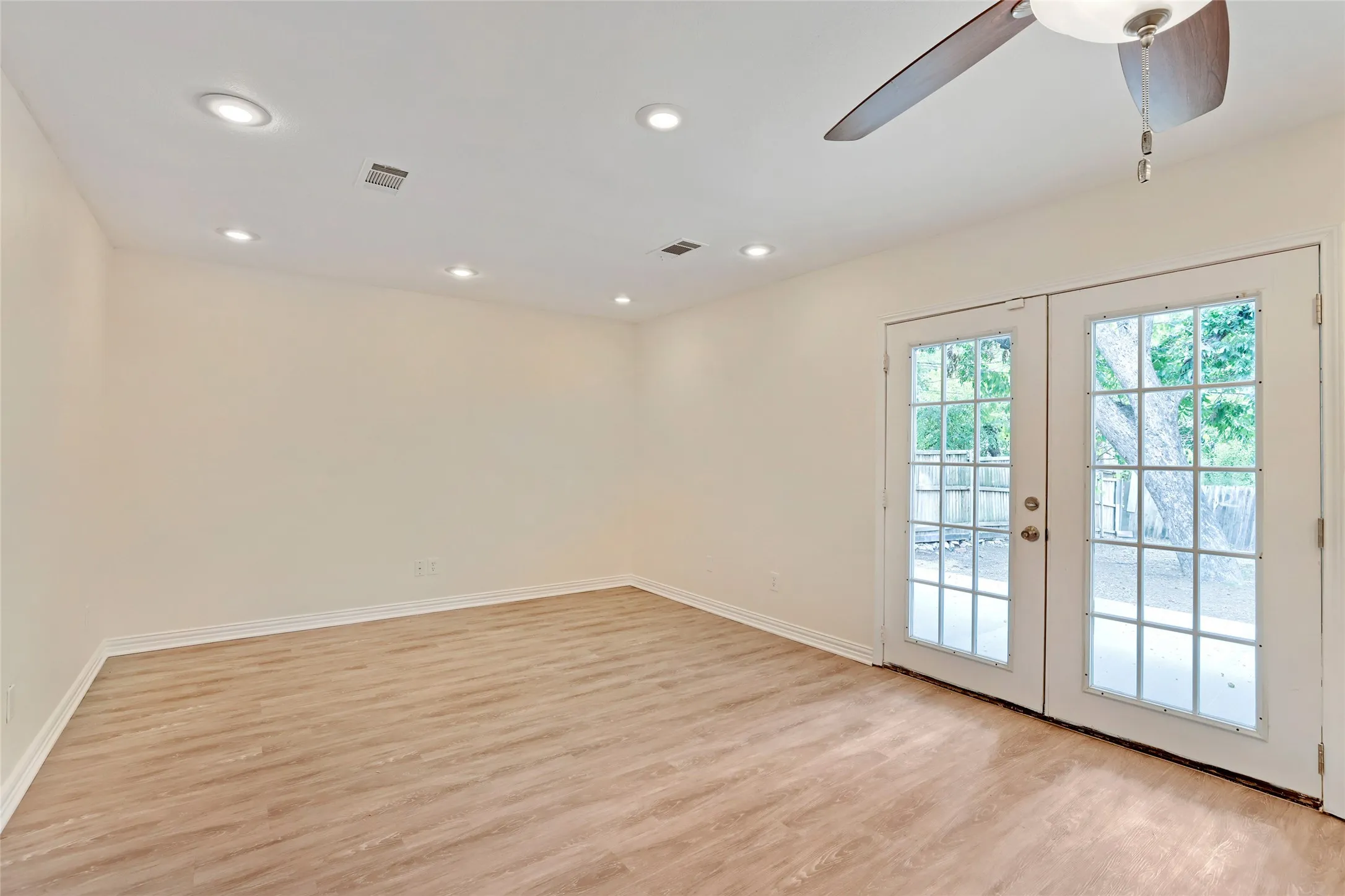 Single Family Residence For Sale in Tarrant County , 2903 E Mitchell Street, Arlington, Texas 76010, 3 Bedroom, 2 Bathroom, 2 Garage spaces, 1,317 Sqft, built in 1964, mls#21370285, Real Estate Agent in Arlington, Homes For Sale in Tarrant county, Homes For Sale in Arlington, Realtor in Arlington Texas, Real Estate Brokerage Independent Realty Texas, Luminita Cordes Realtor