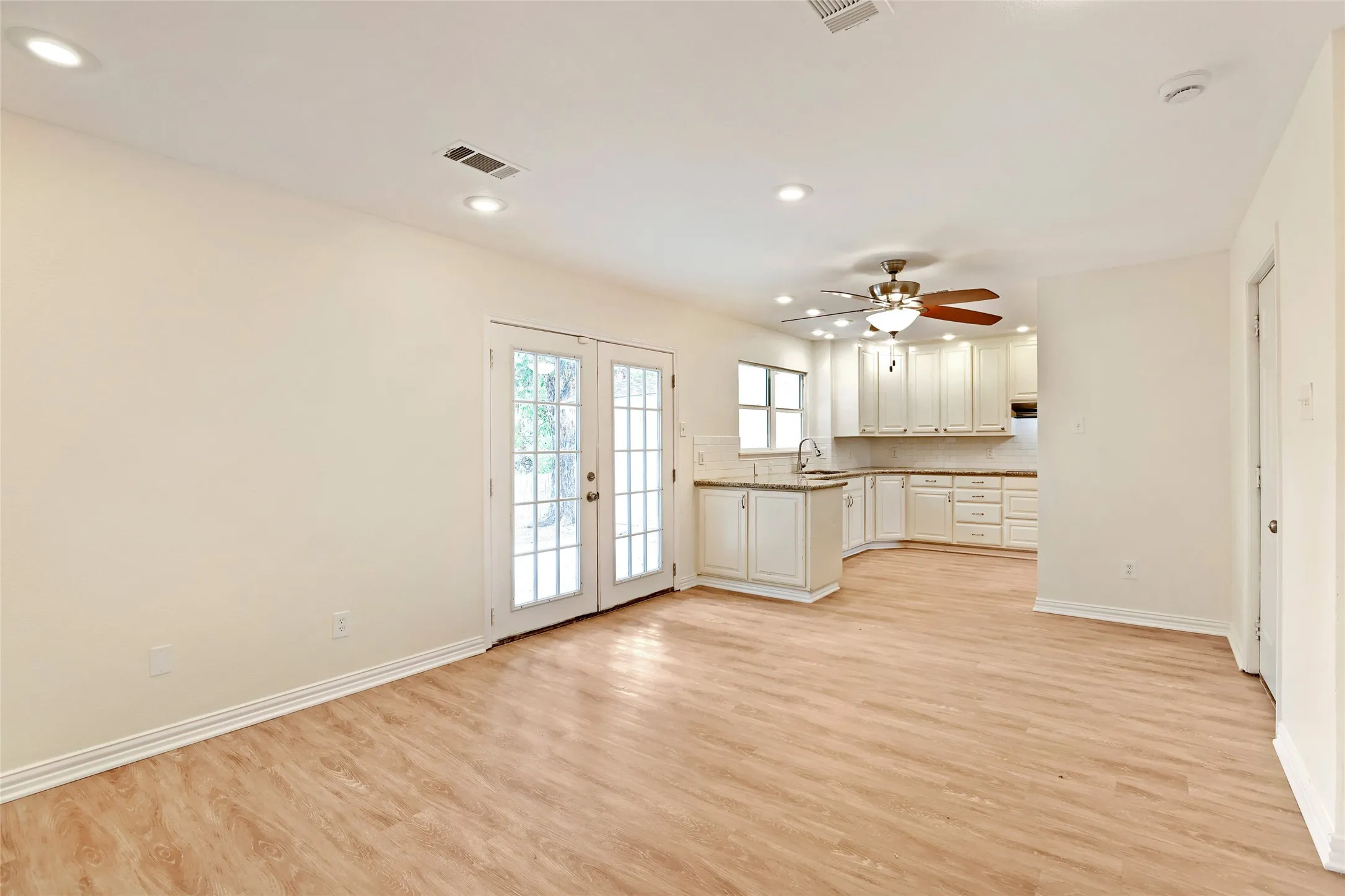 Single Family Residence For Sale in Tarrant County , 2903 E Mitchell Street, Arlington, Texas 76010, 3 Bedroom, 2 Bathroom, 2 Garage spaces, 1,317 Sqft, built in 1964, mls#21370285, Real Estate Agent in Arlington, Homes For Sale in Tarrant county, Homes For Sale in Arlington, Realtor in Arlington Texas, Real Estate Brokerage Independent Realty Texas, Luminita Cordes Realtor
