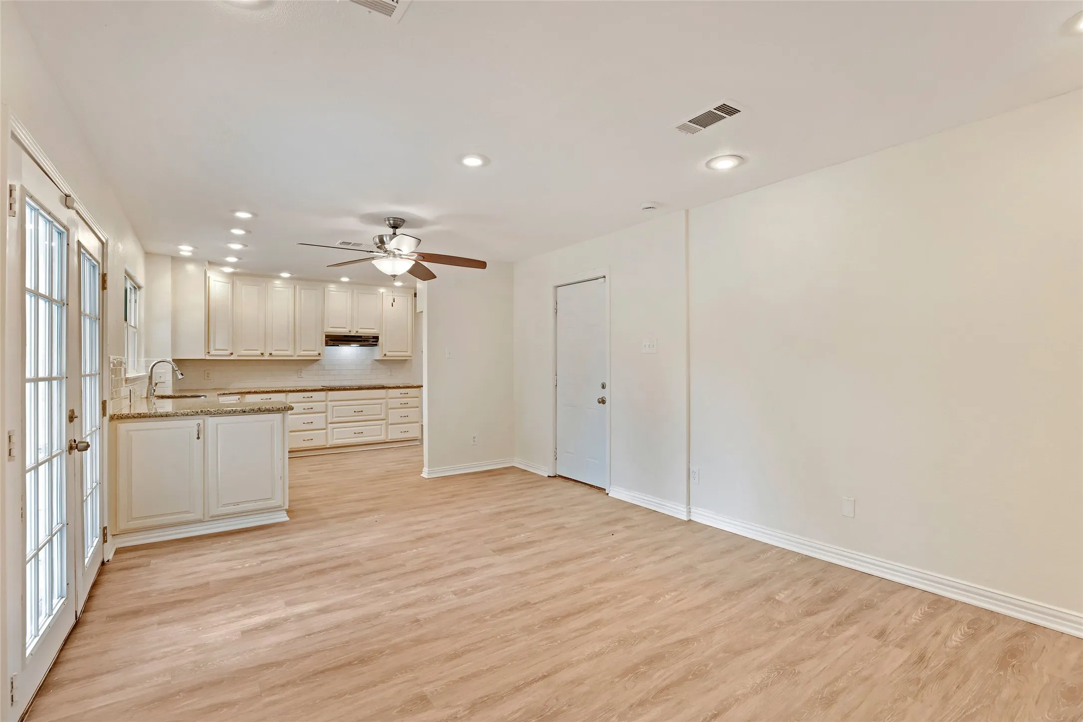 Single Family Residence For Sale in Tarrant County , 2903 E Mitchell Street, Arlington, Texas 76010, 3 Bedroom, 2 Bathroom, 2 Garage spaces, 1,317 Sqft, built in 1964, mls#21370285, Real Estate Agent in Arlington, Homes For Sale in Tarrant county, Homes For Sale in Arlington, Realtor in Arlington Texas, Real Estate Brokerage Independent Realty Texas, Luminita Cordes Realtor