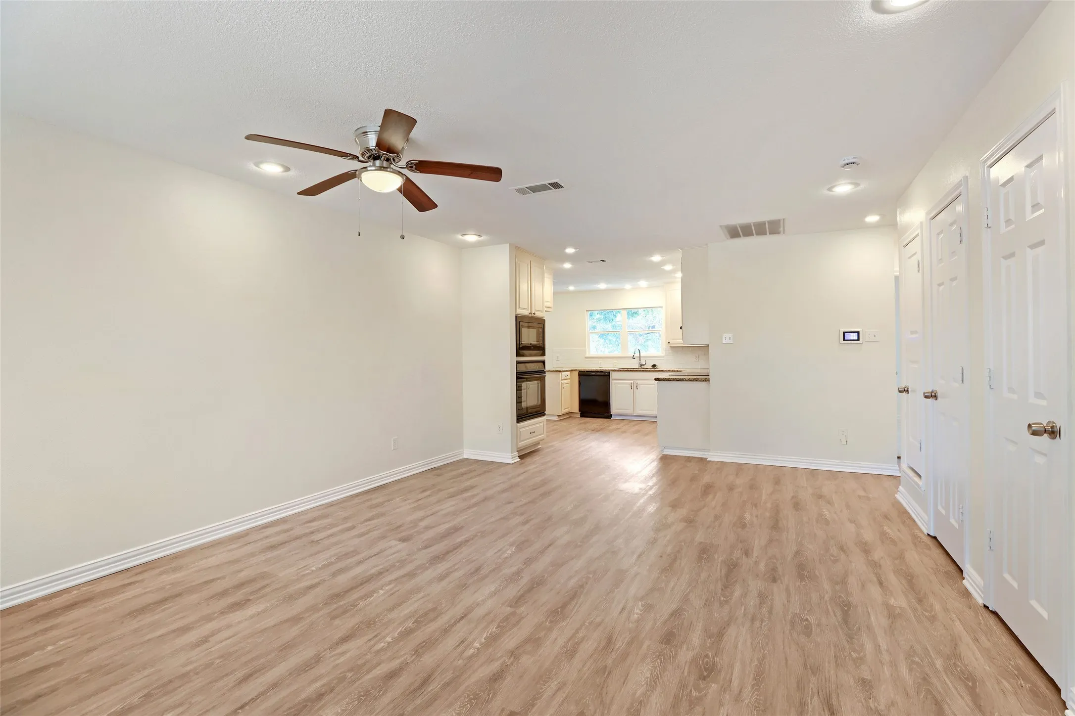 Single Family Residence For Sale in Tarrant County , 2903 E Mitchell Street, Arlington, Texas 76010, 3 Bedroom, 2 Bathroom, 2 Garage spaces, 1,317 Sqft, built in 1964, mls#21370285, Real Estate Agent in Arlington, Homes For Sale in Tarrant county, Homes For Sale in Arlington, Realtor in Arlington Texas, Real Estate Brokerage Independent Realty Texas, Luminita Cordes Realtor