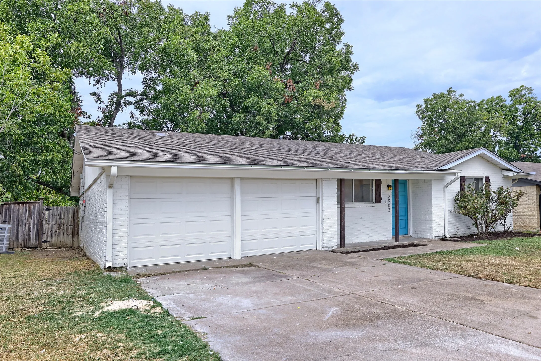 Single Family Residence For Sale in Tarrant County , 2903 E Mitchell Street, Arlington, Texas 76010, 3 Bedroom, 2 Bathroom, 2 Garage spaces, 1,317 Sqft, built in 1964, mls#21370285, Real Estate Agent in Arlington, Homes For Sale in Tarrant county, Homes For Sale in Arlington, Realtor in Arlington Texas, Real Estate Brokerage Independent Realty Texas, Luminita Cordes Realtor