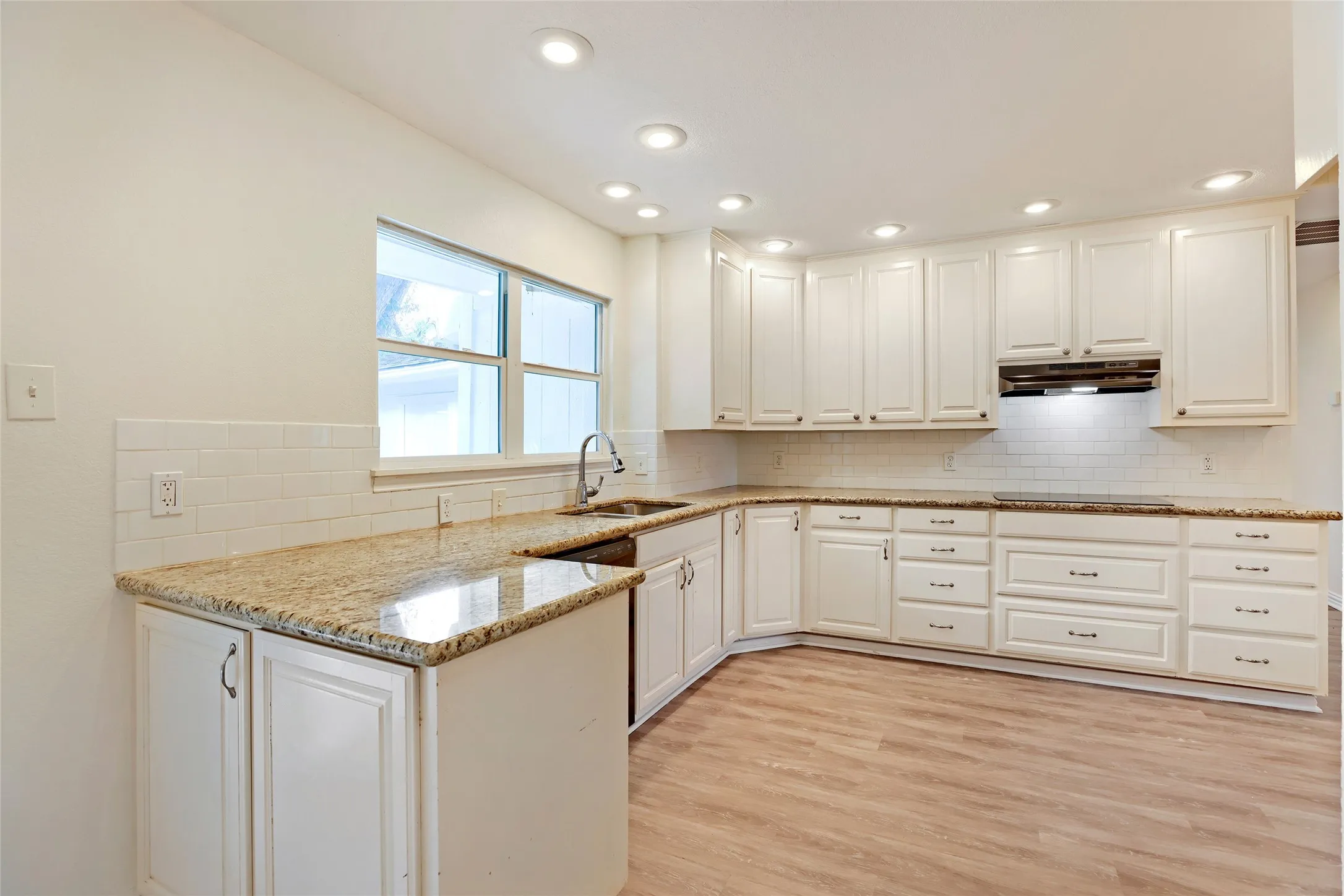 Single Family Residence For Sale in Tarrant County , 2903 E Mitchell Street, Arlington, Texas 76010, 3 Bedroom, 2 Bathroom, 2 Garage spaces, 1,317 Sqft, built in 1964, mls#21370285, Real Estate Agent in Arlington, Homes For Sale in Tarrant county, Homes For Sale in Arlington, Realtor in Arlington Texas, Real Estate Brokerage Independent Realty Texas, Luminita Cordes Realtor