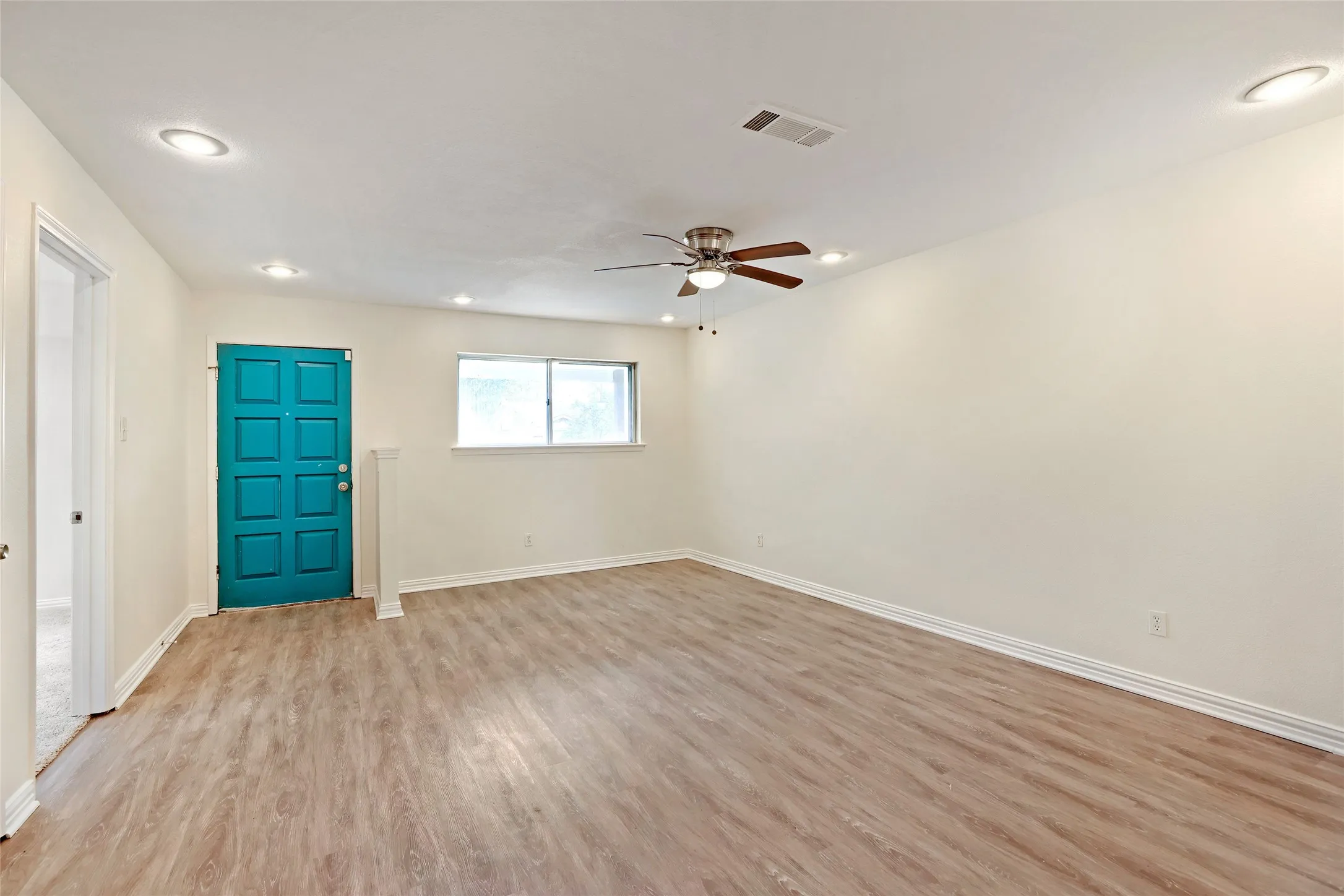 Single Family Residence For Sale in Tarrant County , 2903 E Mitchell Street, Arlington, Texas 76010, 3 Bedroom, 2 Bathroom, 2 Garage spaces, 1,317 Sqft, built in 1964, mls#21370285, Real Estate Agent in Arlington, Homes For Sale in Tarrant county, Homes For Sale in Arlington, Realtor in Arlington Texas, Real Estate Brokerage Independent Realty Texas, Luminita Cordes Realtor