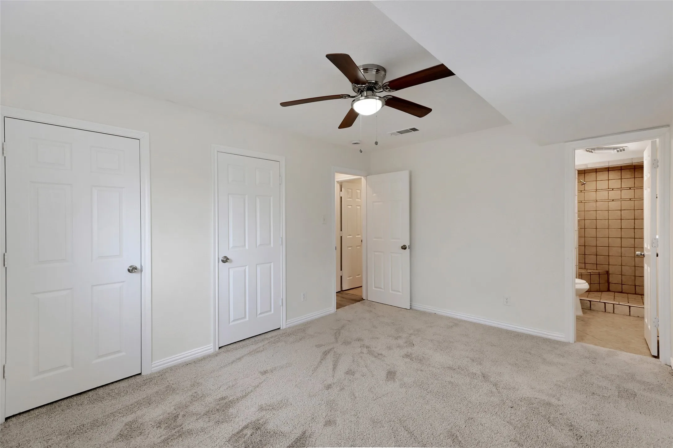 Single Family Residence For Sale in Tarrant County , 2903 E Mitchell Street, Arlington, Texas 76010, 3 Bedroom, 2 Bathroom, 2 Garage spaces, 1,317 Sqft, built in 1964, mls#21370285, Real Estate Agent in Arlington, Homes For Sale in Tarrant county, Homes For Sale in Arlington, Realtor in Arlington Texas, Real Estate Brokerage Independent Realty Texas, Luminita Cordes Realtor