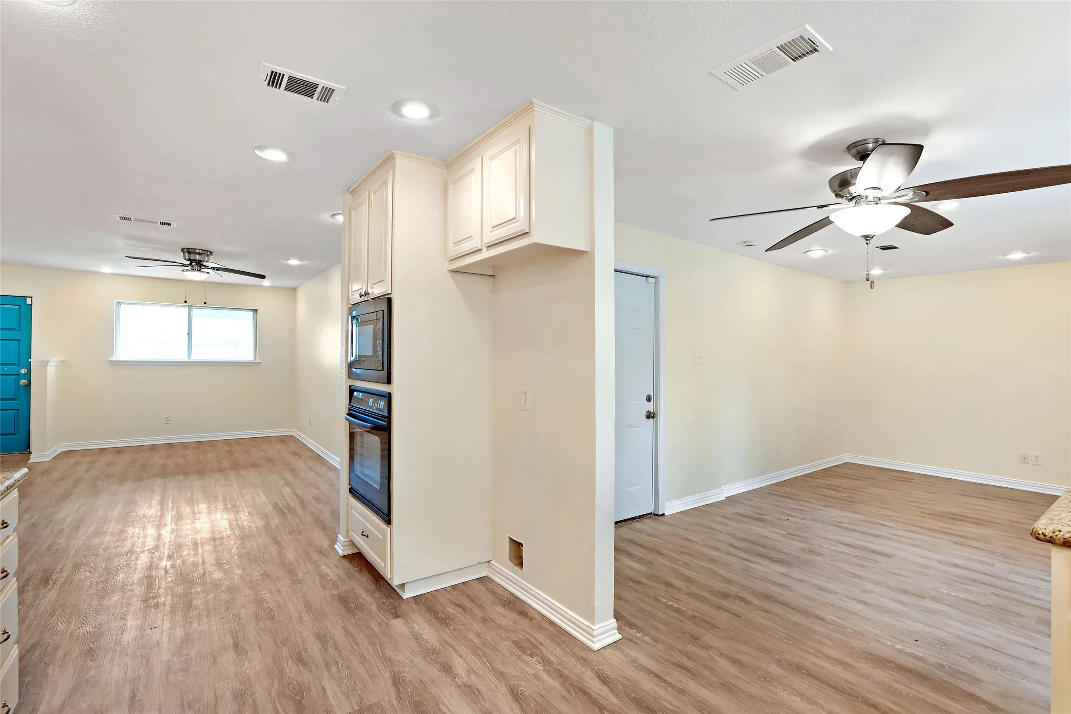 Single Family Residence For Sale in Tarrant County , 2903 E Mitchell Street, Arlington, Texas 76010, 3 Bedroom, 2 Bathroom, 2 Garage spaces, 1,317 Sqft, built in 1964, mls#21370285, Real Estate Agent in Arlington, Homes For Sale in Tarrant county, Homes For Sale in Arlington, Realtor in Arlington Texas, Real Estate Brokerage Independent Realty Texas, Luminita Cordes Realtor