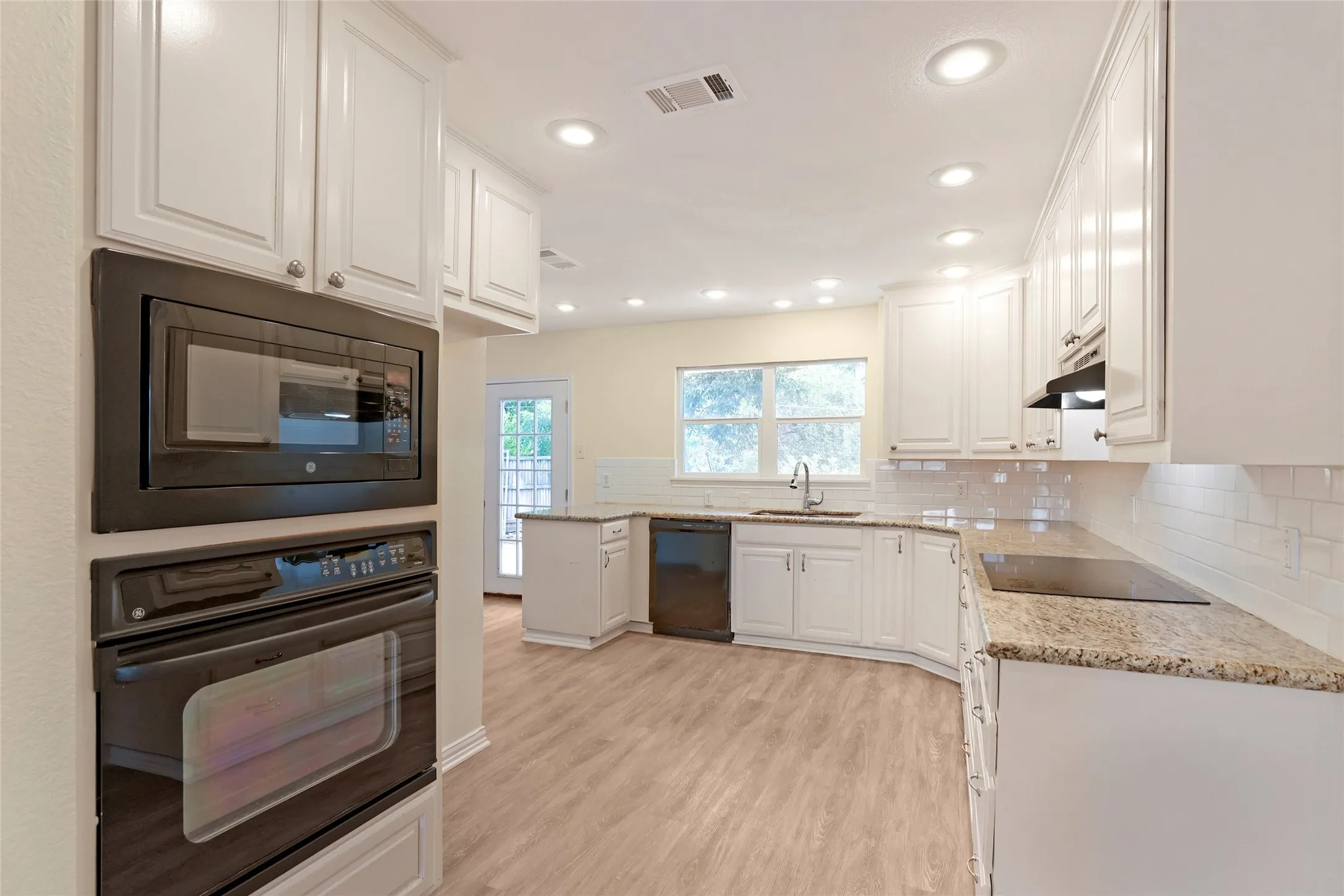 Single Family Residence For Sale in Tarrant County , 2903 E Mitchell Street, Arlington, Texas 76010, 3 Bedroom, 2 Bathroom, 2 Garage spaces, 1,317 Sqft, built in 1964, mls#21370285, Real Estate Agent in Arlington, Homes For Sale in Tarrant county, Homes For Sale in Arlington, Realtor in Arlington Texas, Real Estate Brokerage Independent Realty Texas, Luminita Cordes Realtor