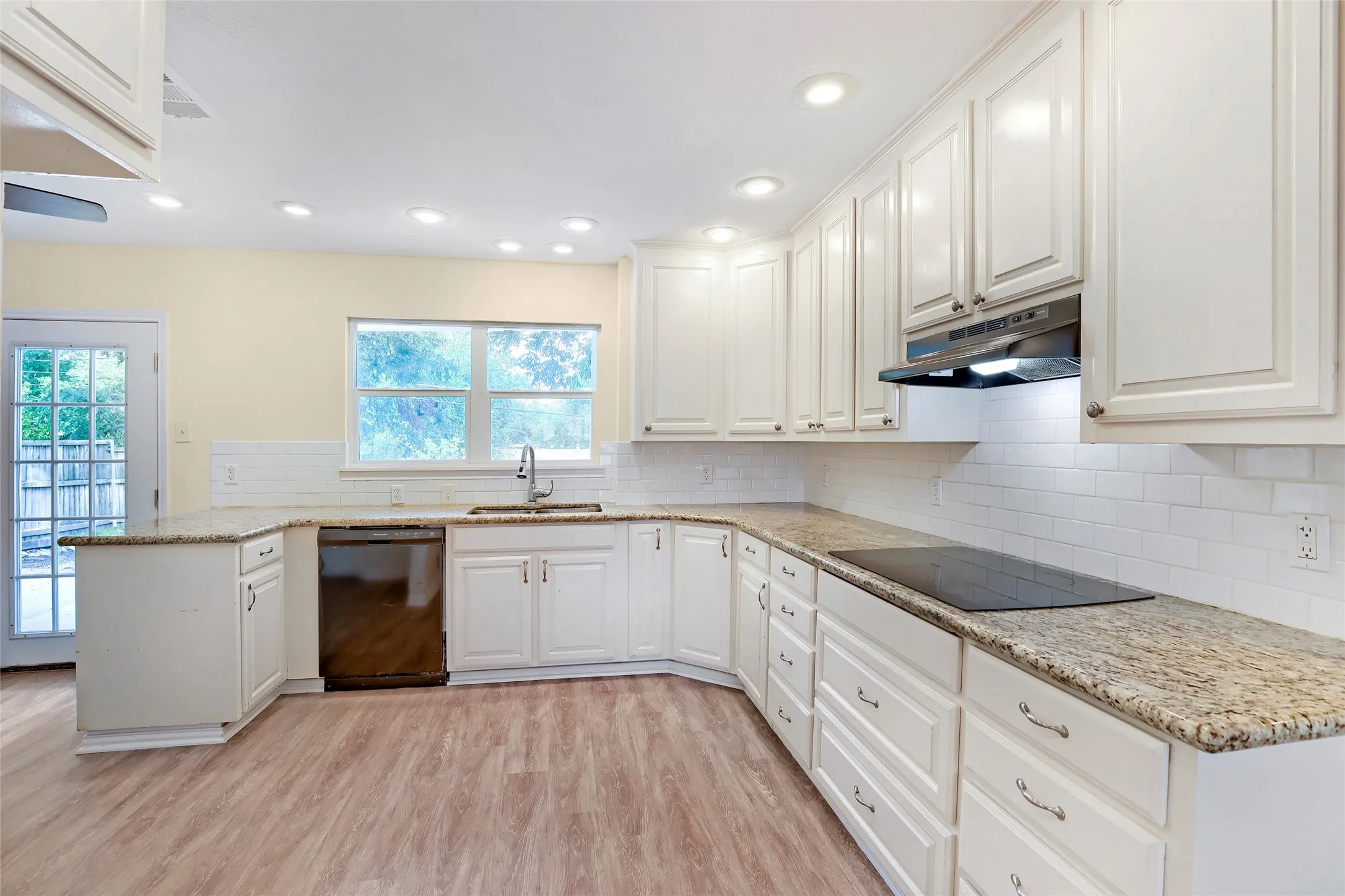 Single Family Residence For Sale in Tarrant County , 2903 E Mitchell Street, Arlington, Texas 76010, 3 Bedroom, 2 Bathroom, 2 Garage spaces, 1,317 Sqft, built in 1964, mls#21370285, Real Estate Agent in Arlington, Homes For Sale in Tarrant county, Homes For Sale in Arlington, Realtor in Arlington Texas, Real Estate Brokerage Independent Realty Texas, Luminita Cordes Realtor