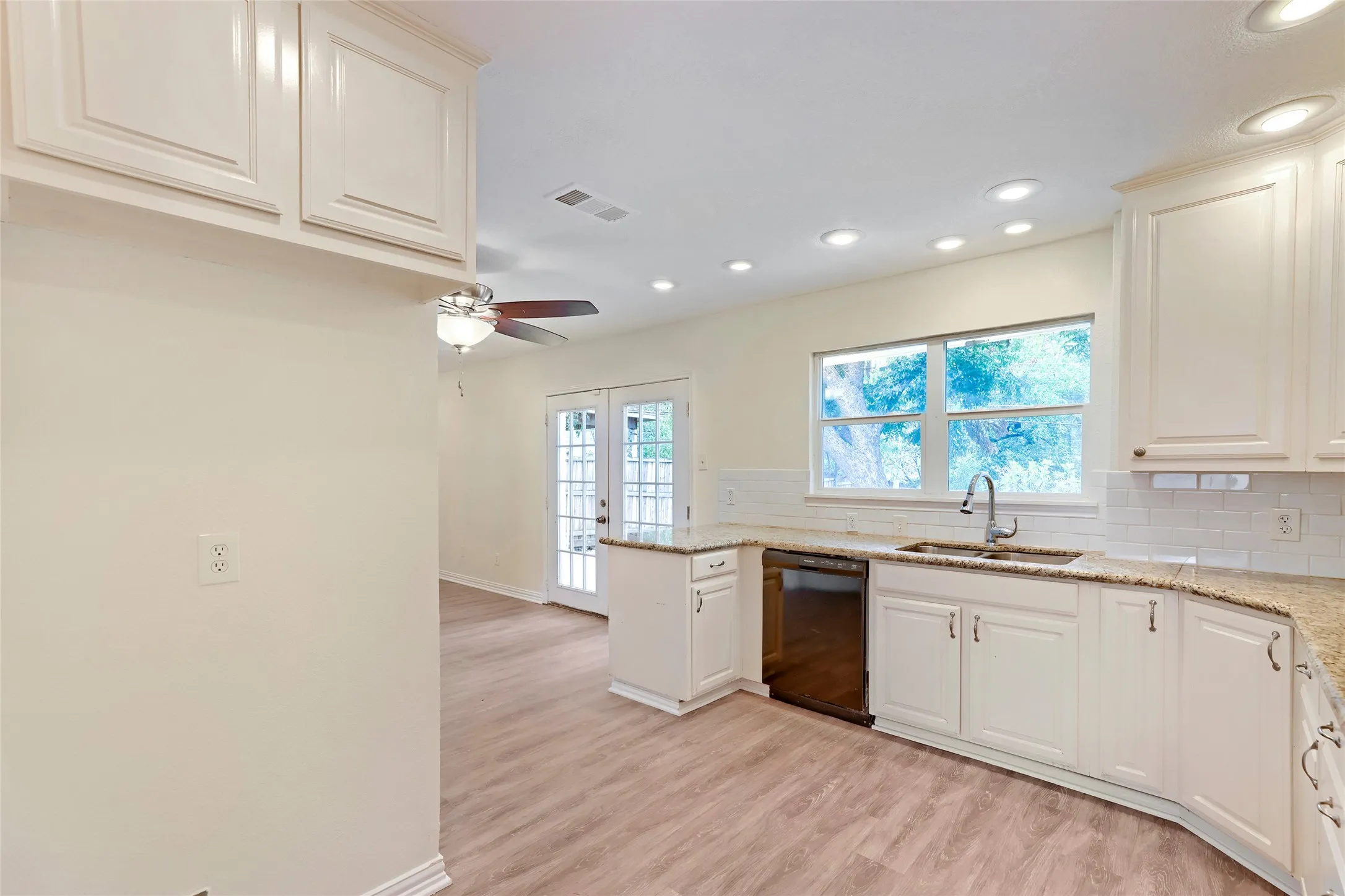 Single Family Residence For Sale in Tarrant County , 2903 E Mitchell Street, Arlington, Texas 76010, 3 Bedroom, 2 Bathroom, 2 Garage spaces, 1,317 Sqft, built in 1964, mls#21370285, Real Estate Agent in Arlington, Homes For Sale in Tarrant county, Homes For Sale in Arlington, Realtor in Arlington Texas, Real Estate Brokerage Independent Realty Texas, Luminita Cordes Realtor
