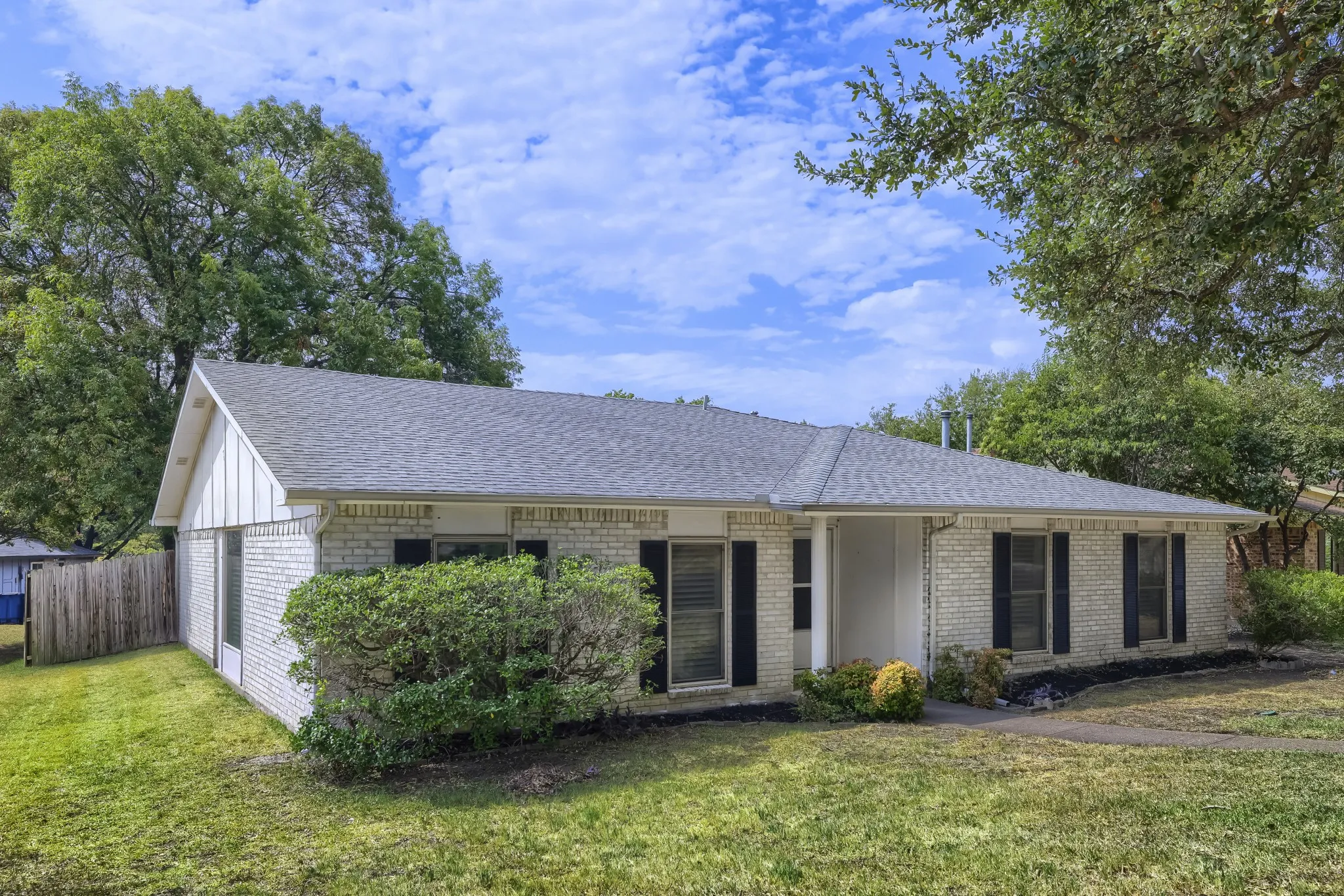 Single Family Residence For Sale in Dallas County , 11026 Mccree Road, Dallas, Texas 75238, 4 Bedroom, 2 Bathroom, 2 Garage spaces, 2,096 Sqft, built in 1974, mls#21203382, Real Estate Agent in Dallas, Homes For Sale in Dallas county, Homes For Sale in Dallas, Realtor in Dallas Texas, Real Estate Brokerage Independent Realty Texas, Luminita Cordes Realtor