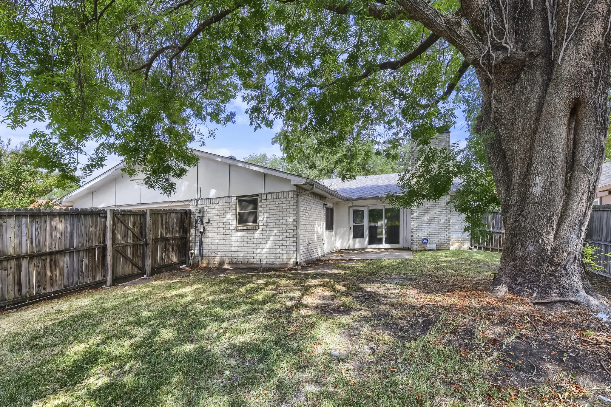 Single Family Residence For Sale in Dallas County , 11026 Mccree Road, Dallas, Texas 75238, 4 Bedroom, 2 Bathroom, 2 Garage spaces, 2,096 Sqft, built in 1974, mls#21203382, Real Estate Agent in Dallas, Homes For Sale in Dallas county, Homes For Sale in Dallas, Realtor in Dallas Texas, Real Estate Brokerage Independent Realty Texas, Luminita Cordes Realtor