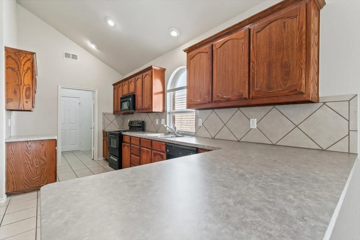 Single Family Residence For Rent in Tarrant County , 5724 Minnow Drive, Fort Worth, Texas 76179, 3 Bedroom, 2 Bathroom, 2 Garage spaces, 1,660 Sqft, built in 2004, mls#21372064, Real Estate Agent in Fort Worth, Homes For Rent in Tarrant county, Homes For Rent in Fort Worth, Realtor in Fort Worth Texas, Real Estate Brokerage Independent Realty Texas, Luminita Cordes Realtor