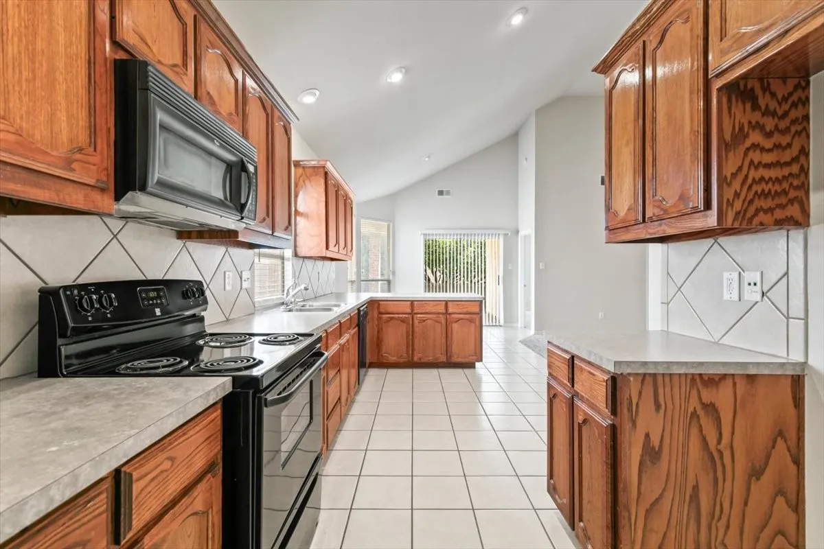 Single Family Residence For Rent in Tarrant County , 5724 Minnow Drive, Fort Worth, Texas 76179, 3 Bedroom, 2 Bathroom, 2 Garage spaces, 1,660 Sqft, built in 2004, mls#21372064, Real Estate Agent in Fort Worth, Homes For Rent in Tarrant county, Homes For Rent in Fort Worth, Realtor in Fort Worth Texas, Real Estate Brokerage Independent Realty Texas, Luminita Cordes Realtor