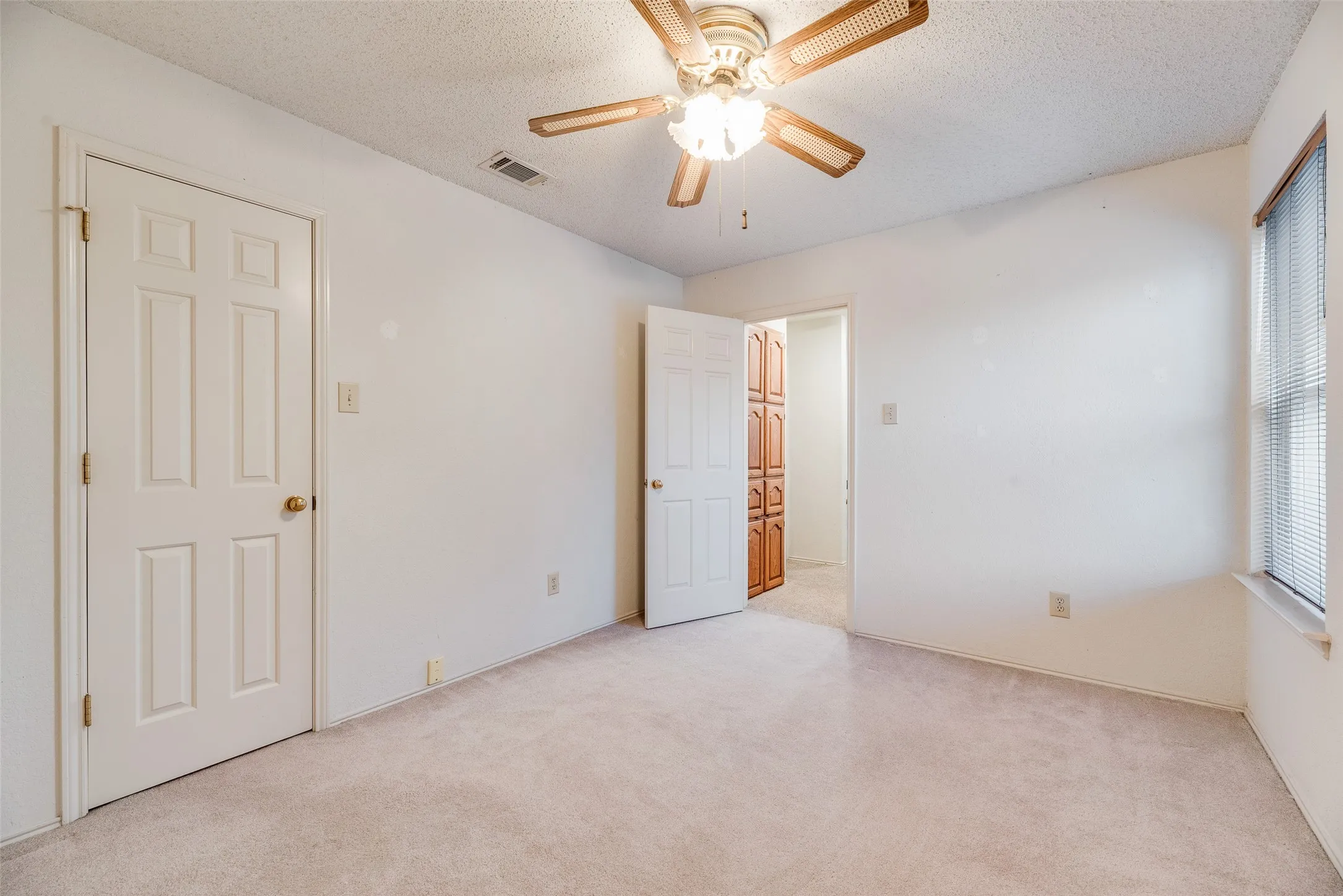 Single Family Residence For Sale in Dallas County , 2816 Harvest Lake Drive, Irving, Texas 75060, 3 Bedroom, 2 Bathroom, Garage spaces, 1,884 Sqft, built in 1984, mls#21371328, Real Estate Agent in Irving, Homes For Sale in Dallas county, Homes For Sale in Irving, Realtor in Irving Texas, Real Estate Brokerage Independent Realty Texas, Luminita Cordes Realtor