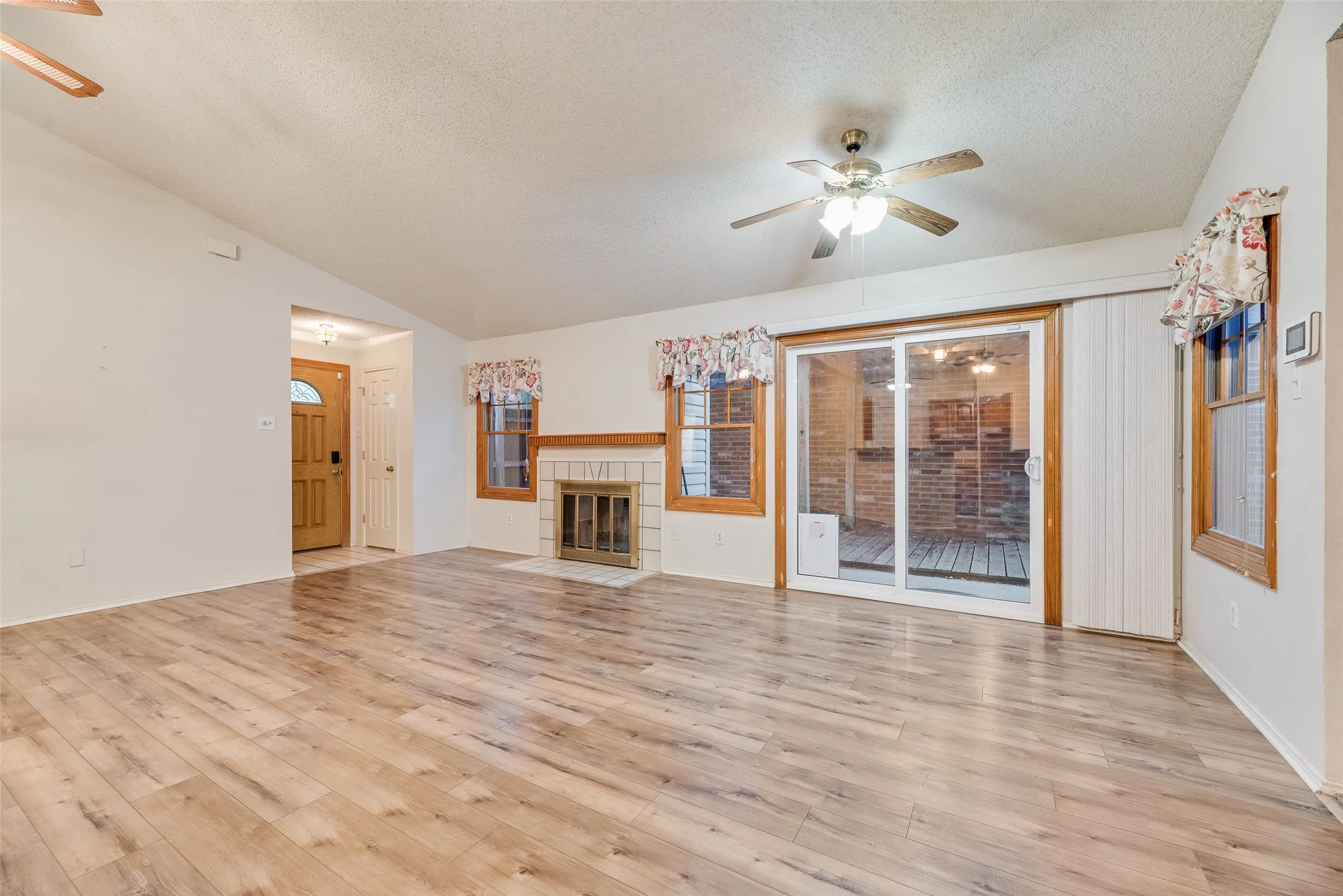 Single Family Residence For Sale in Dallas County , 2816 Harvest Lake Drive, Irving, Texas 75060, 3 Bedroom, 2 Bathroom, Garage spaces, 1,884 Sqft, built in 1984, mls#21371328, Real Estate Agent in Irving, Homes For Sale in Dallas county, Homes For Sale in Irving, Realtor in Irving Texas, Real Estate Brokerage Independent Realty Texas, Luminita Cordes Realtor