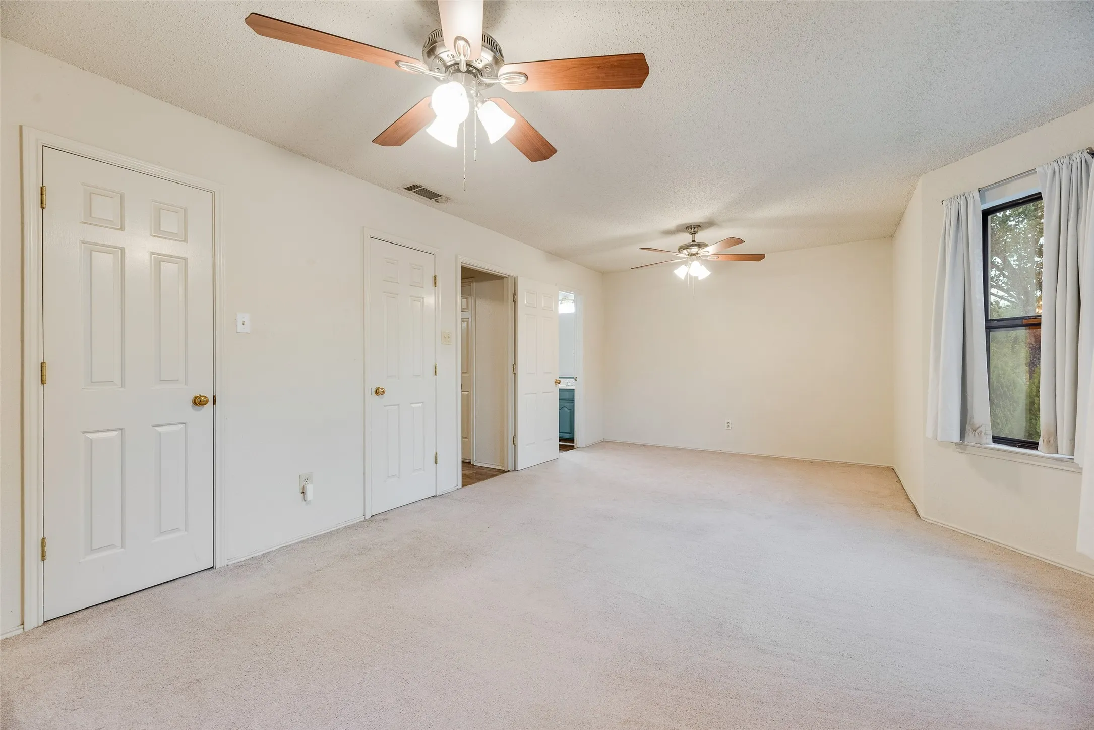 Single Family Residence For Sale in Dallas County , 2816 Harvest Lake Drive, Irving, Texas 75060, 3 Bedroom, 2 Bathroom, Garage spaces, 1,884 Sqft, built in 1984, mls#21371328, Real Estate Agent in Irving, Homes For Sale in Dallas county, Homes For Sale in Irving, Realtor in Irving Texas, Real Estate Brokerage Independent Realty Texas, Luminita Cordes Realtor