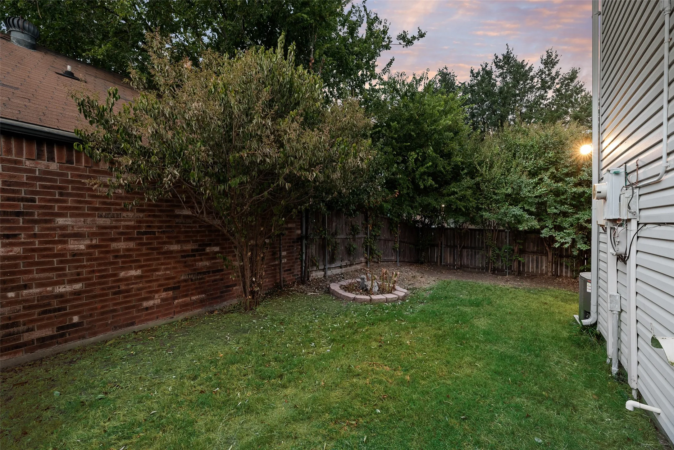 Single Family Residence For Sale in Dallas County , 2816 Harvest Lake Drive, Irving, Texas 75060, 3 Bedroom, 2 Bathroom, Garage spaces, 1,884 Sqft, built in 1984, mls#21371328, Real Estate Agent in Irving, Homes For Sale in Dallas county, Homes For Sale in Irving, Realtor in Irving Texas, Real Estate Brokerage Independent Realty Texas, Luminita Cordes Realtor