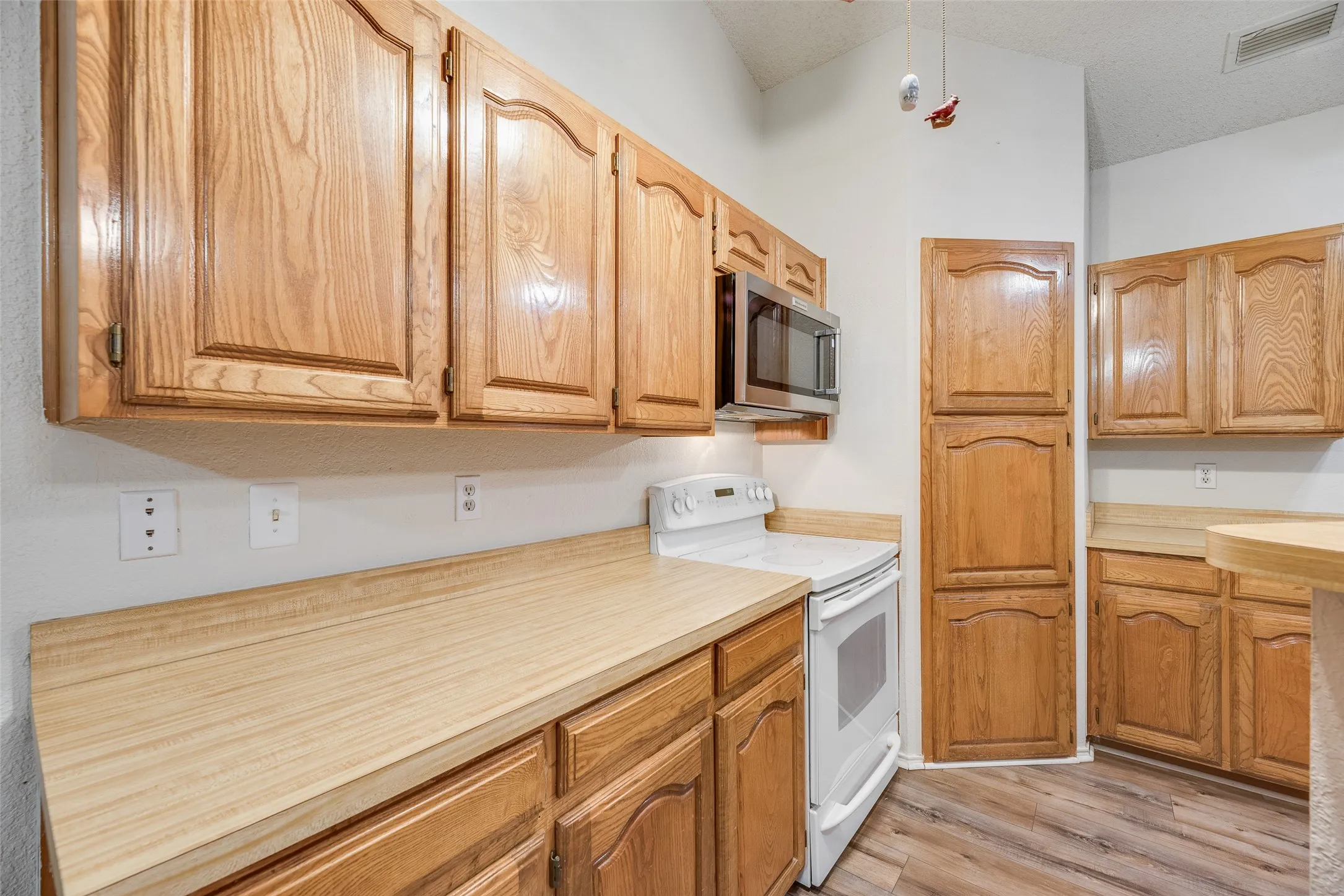 Single Family Residence For Sale in Dallas County , 2816 Harvest Lake Drive, Irving, Texas 75060, 3 Bedroom, 2 Bathroom, Garage spaces, 1,884 Sqft, built in 1984, mls#21371328, Real Estate Agent in Irving, Homes For Sale in Dallas county, Homes For Sale in Irving, Realtor in Irving Texas, Real Estate Brokerage Independent Realty Texas, Luminita Cordes Realtor