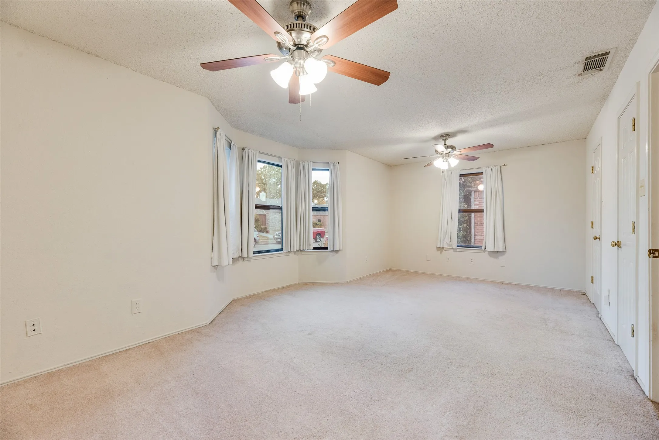 Single Family Residence For Sale in Dallas County , 2816 Harvest Lake Drive, Irving, Texas 75060, 3 Bedroom, 2 Bathroom, Garage spaces, 1,884 Sqft, built in 1984, mls#21371328, Real Estate Agent in Irving, Homes For Sale in Dallas county, Homes For Sale in Irving, Realtor in Irving Texas, Real Estate Brokerage Independent Realty Texas, Luminita Cordes Realtor