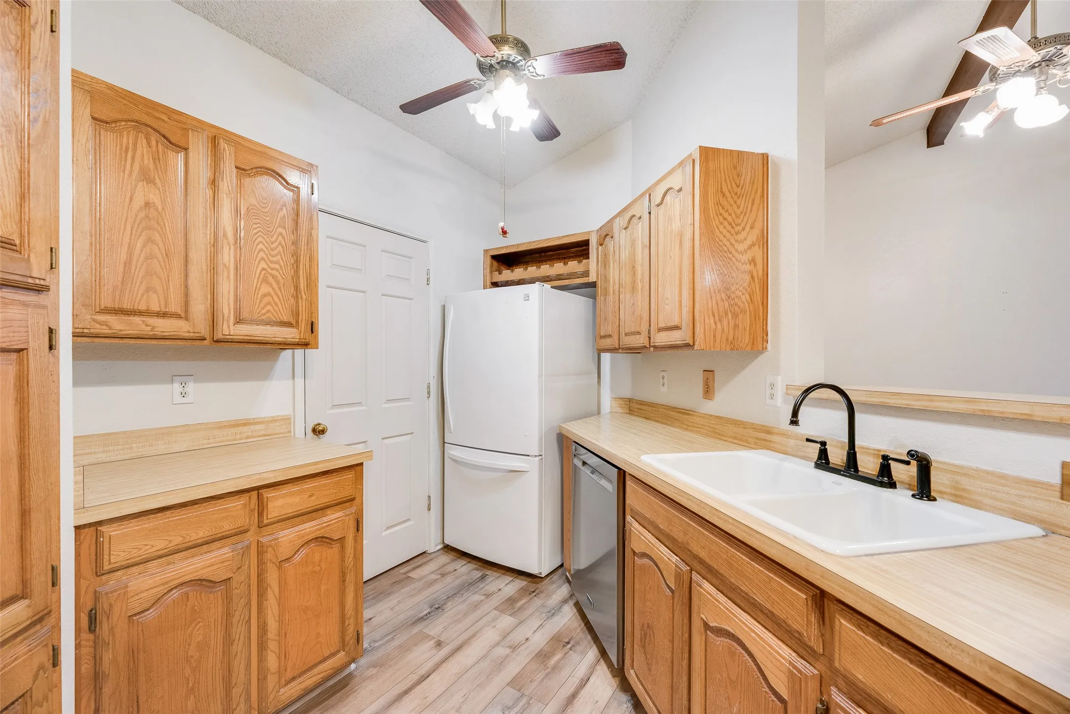 Single Family Residence For Sale in Dallas County , 2816 Harvest Lake Drive, Irving, Texas 75060, 3 Bedroom, 2 Bathroom, Garage spaces, 1,884 Sqft, built in 1984, mls#21371328, Real Estate Agent in Irving, Homes For Sale in Dallas county, Homes For Sale in Irving, Realtor in Irving Texas, Real Estate Brokerage Independent Realty Texas, Luminita Cordes Realtor