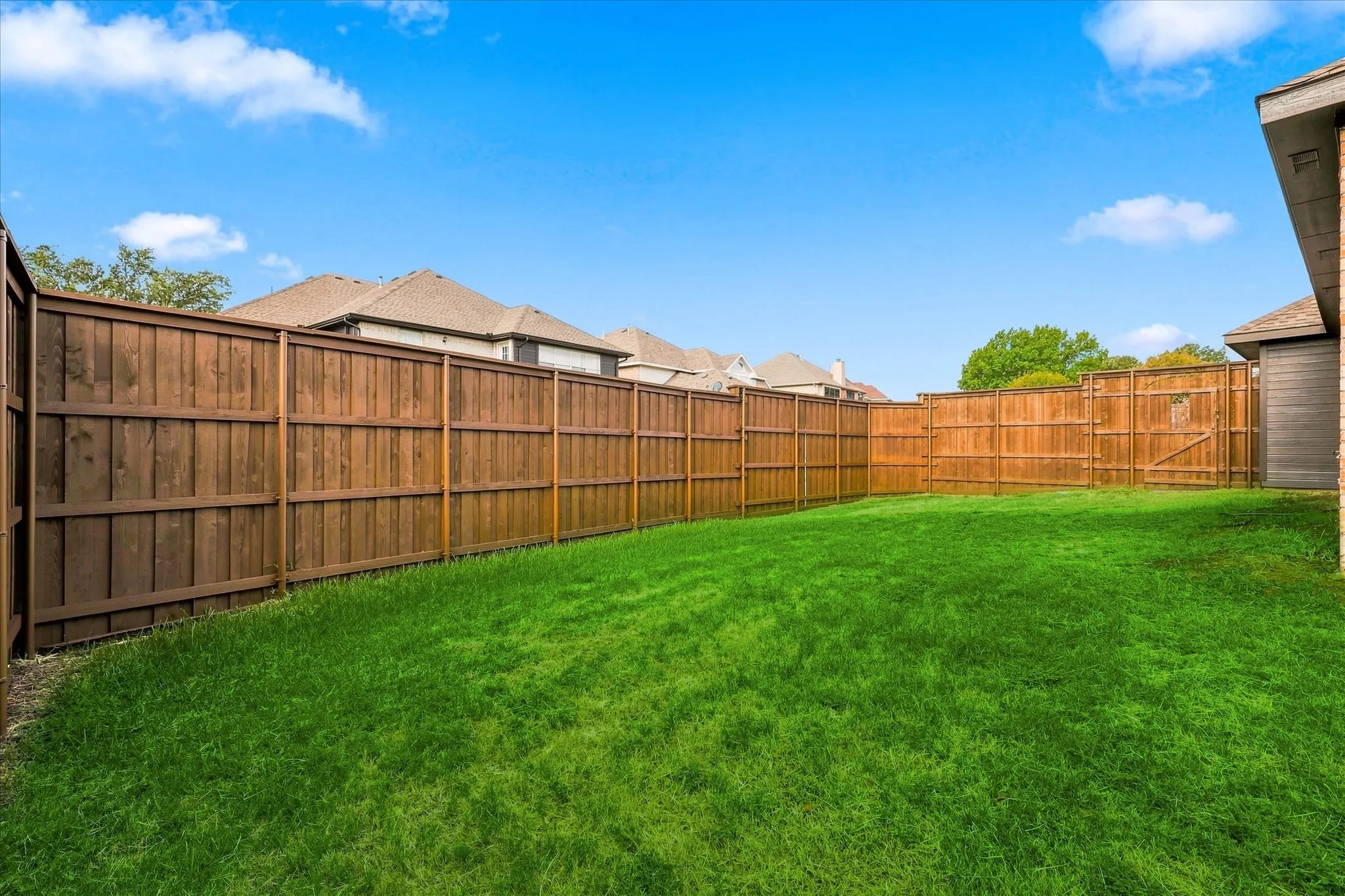 Huge Side .yard