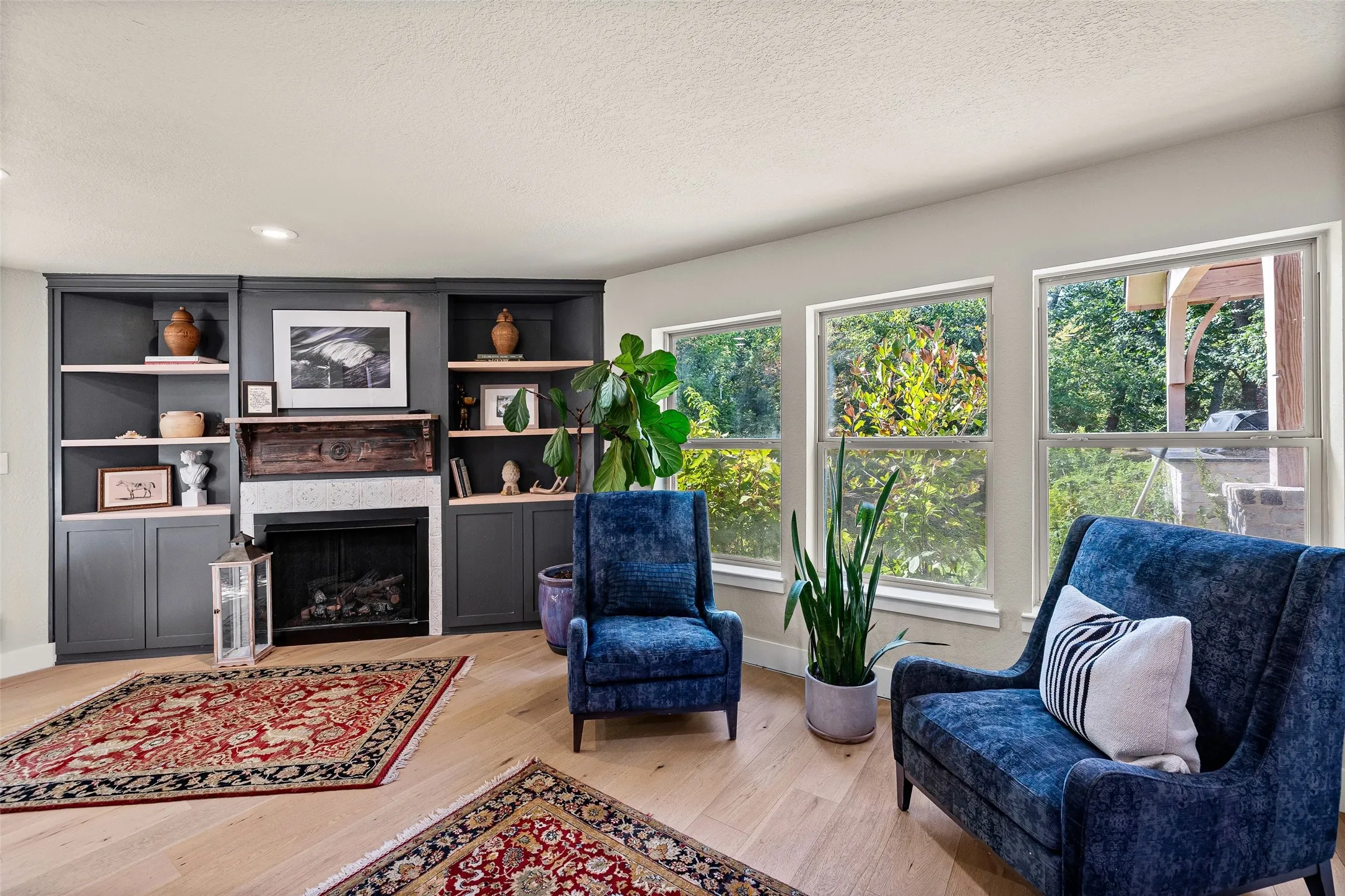 Another living space, used here as a sitting area. Definitely a flexible space that can be what you want it to be!
