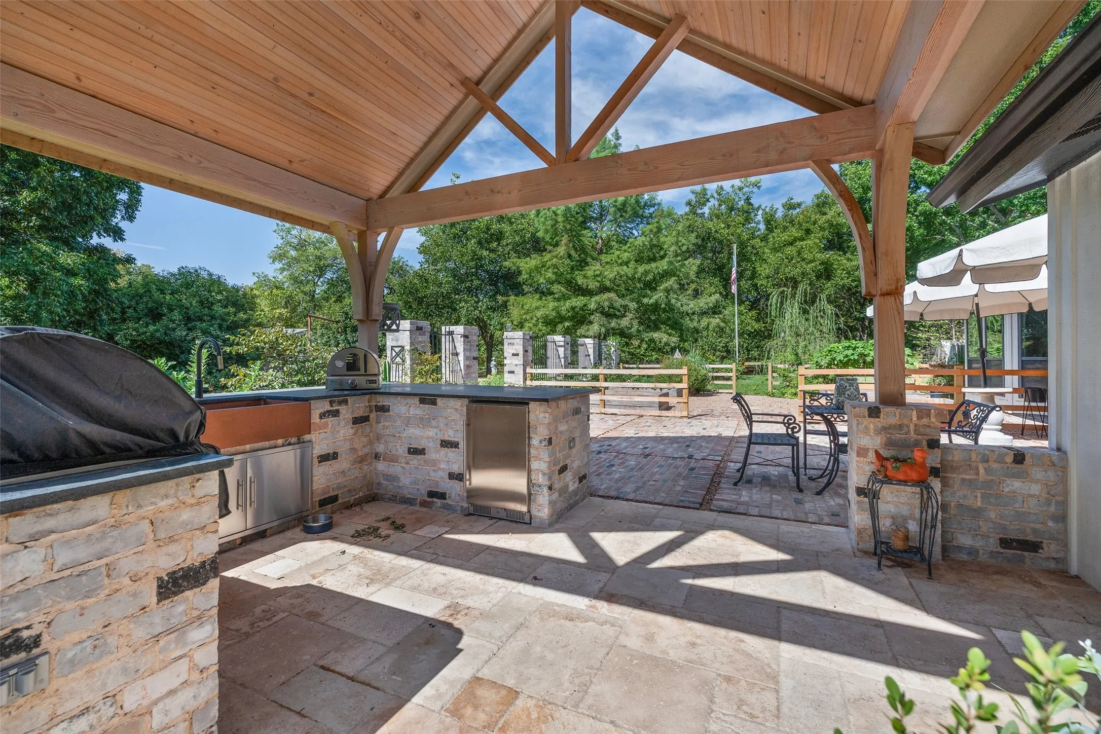 It's a resort style feel out in Grandview on this patio!