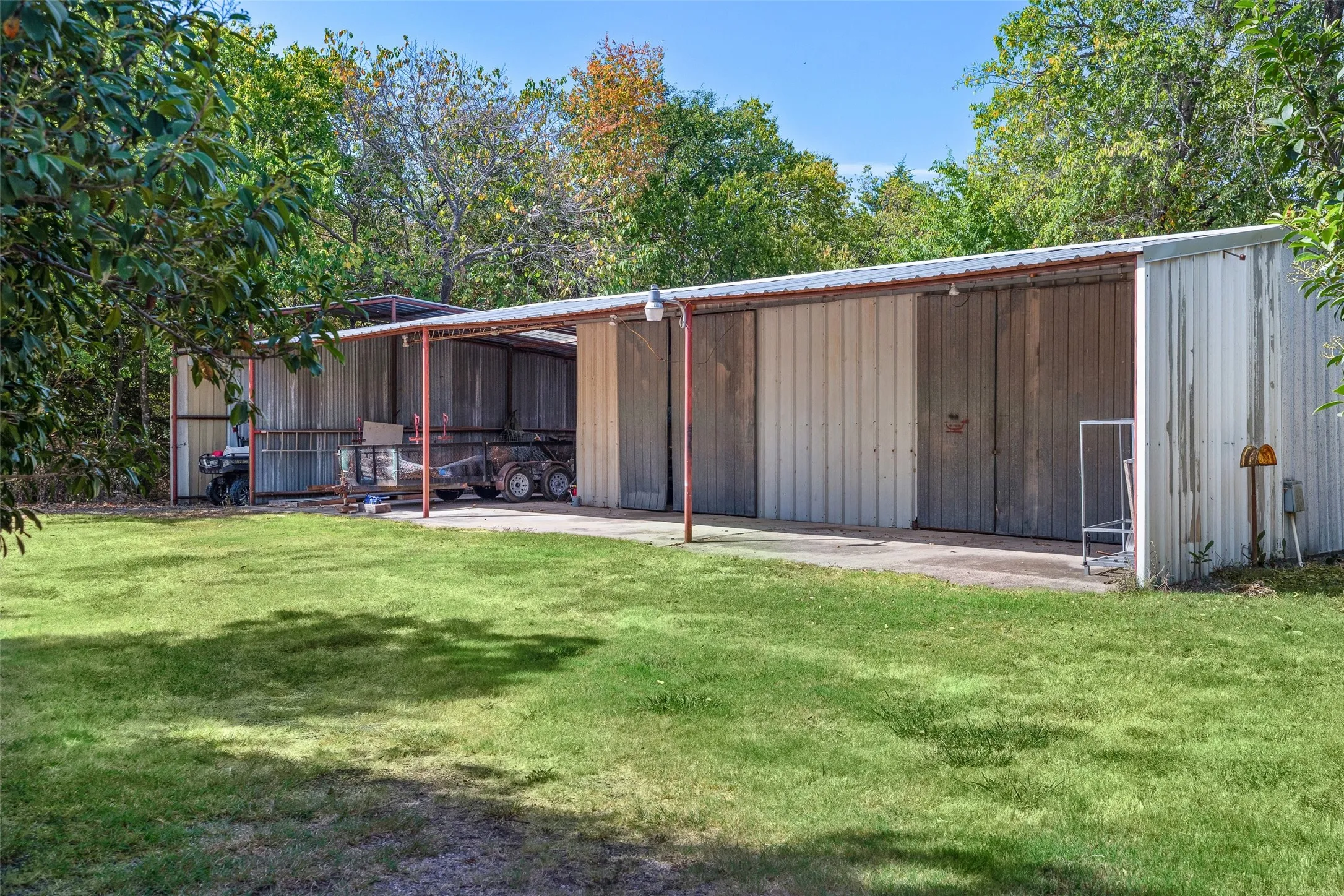 A barn?! Sign us up! Lots of room for playtime too for the kids!