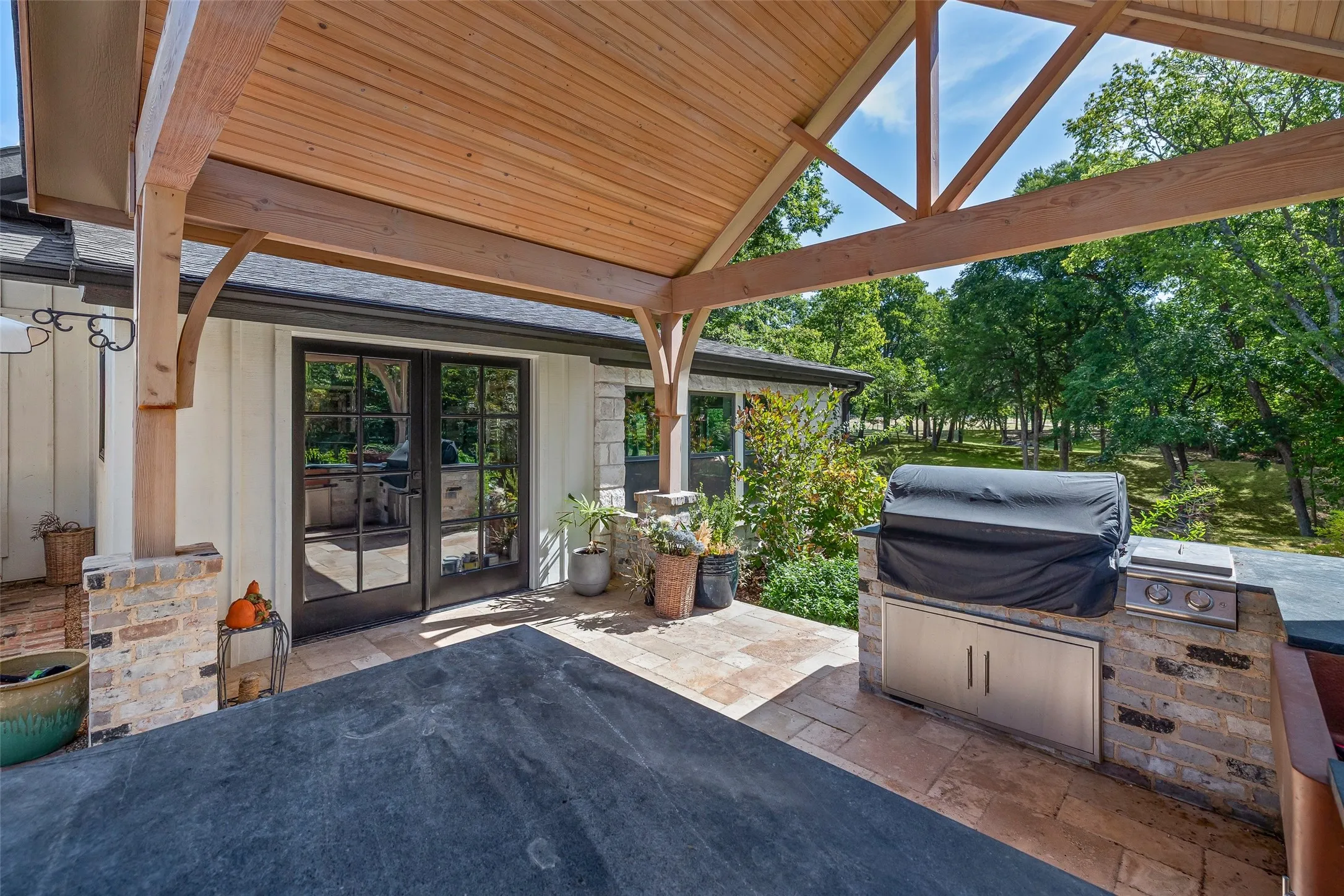 Another look at that gorgeous pergola.