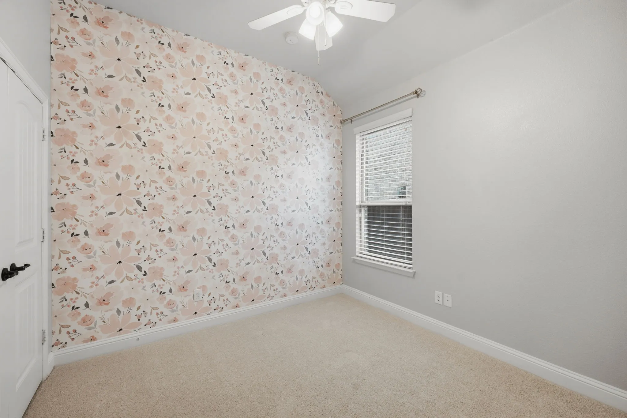 Single Family Residence For Sale in Collin County , 916 Llano Falls Drive, Mc Kinney, Texas 75071, 4 Bedroom, 2 Bathroom, 2 Garage spaces, 2,032 Sqft, built in 2015, mls#21372059, Real Estate Agent in Mc Kinney, Homes For Sale in Collin county, Homes For Sale in Mc Kinney, Realtor in Mc Kinney Texas, Real Estate Brokerage Independent Realty Texas, Luminita Cordes Realtor