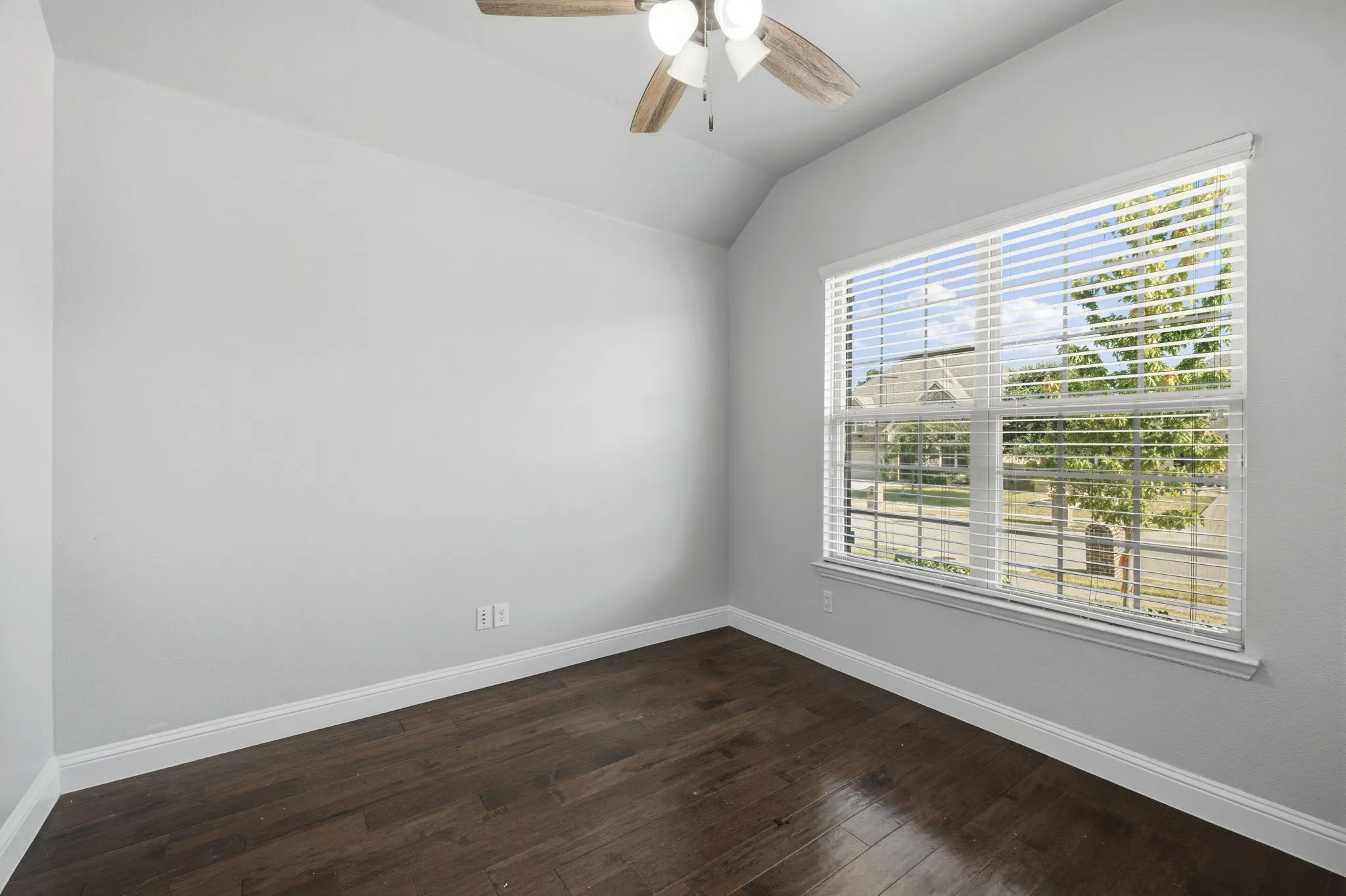 Single Family Residence For Sale in Collin County , 916 Llano Falls Drive, Mc Kinney, Texas 75071, 4 Bedroom, 2 Bathroom, 2 Garage spaces, 2,032 Sqft, built in 2015, mls#21372059, Real Estate Agent in Mc Kinney, Homes For Sale in Collin county, Homes For Sale in Mc Kinney, Realtor in Mc Kinney Texas, Real Estate Brokerage Independent Realty Texas, Luminita Cordes Realtor