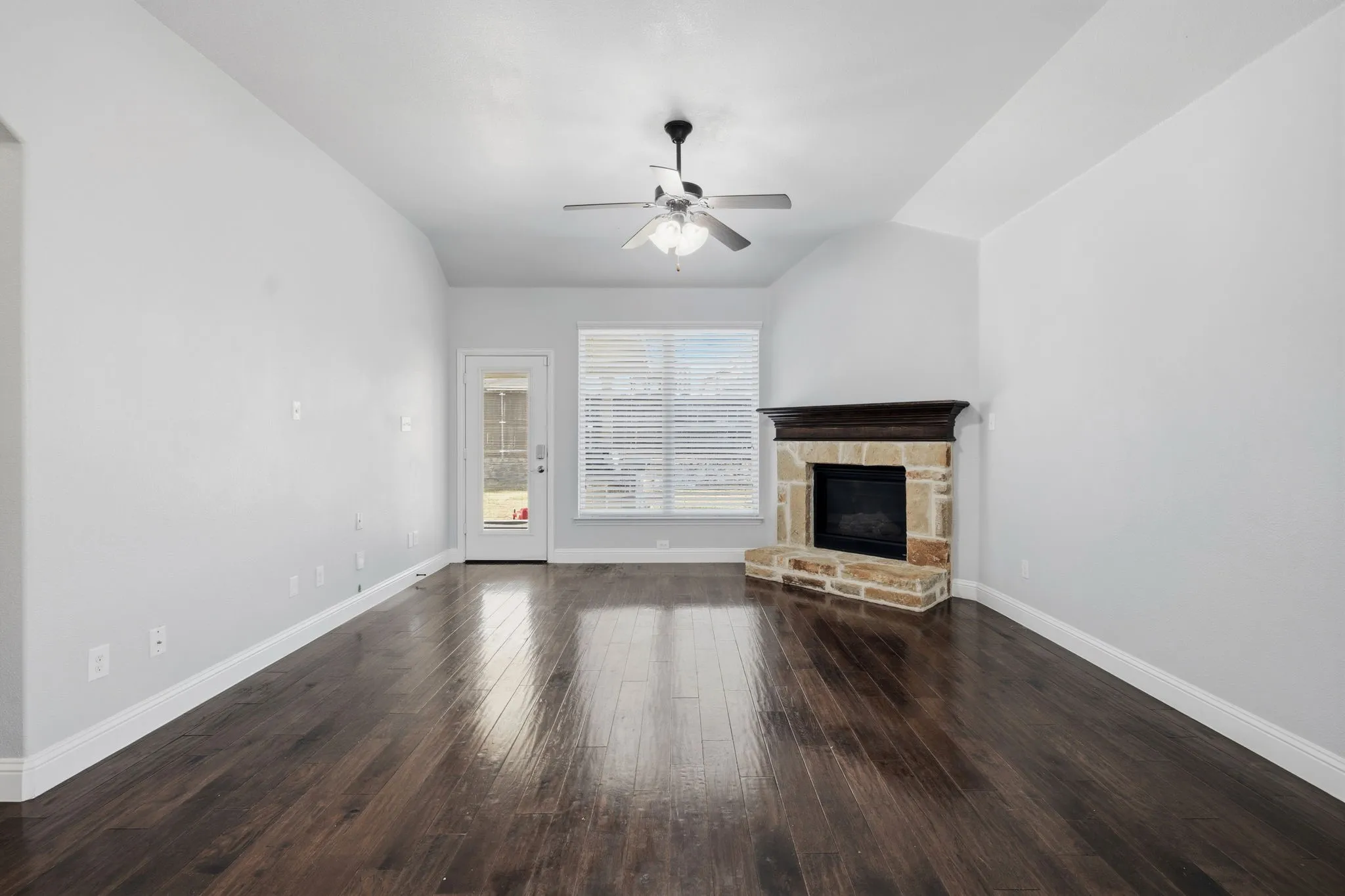 Single Family Residence For Sale in Collin County , 916 Llano Falls Drive, Mc Kinney, Texas 75071, 4 Bedroom, 2 Bathroom, 2 Garage spaces, 2,032 Sqft, built in 2015, mls#21372059, Real Estate Agent in Mc Kinney, Homes For Sale in Collin county, Homes For Sale in Mc Kinney, Realtor in Mc Kinney Texas, Real Estate Brokerage Independent Realty Texas, Luminita Cordes Realtor