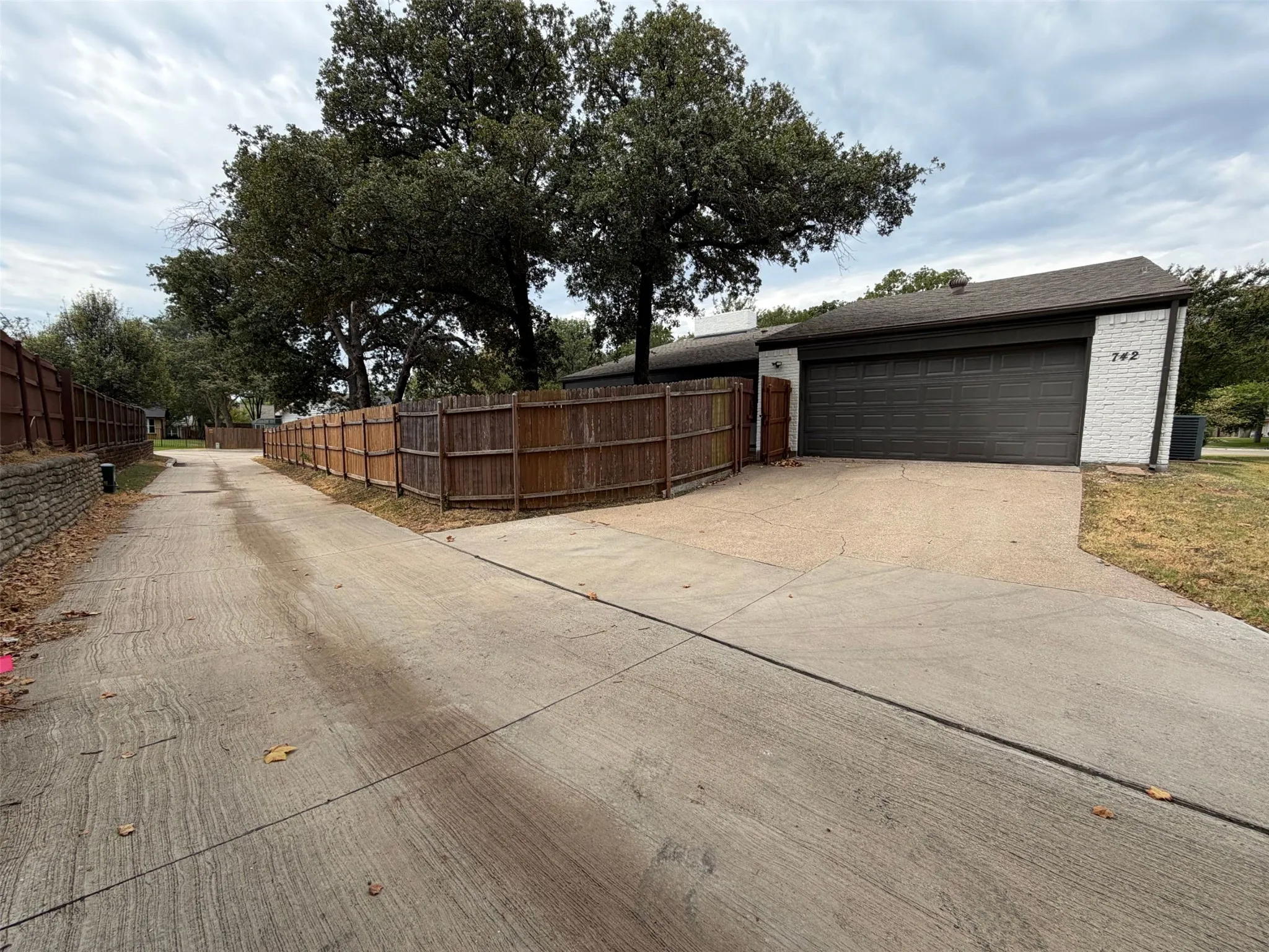 Single Family Residence For Sale in Denton County , 742 Hummingbird Circle, Lewisville, Texas 75067, 4 Bedroom, 3 Bathroom, 2 Garage spaces, 1,906 Sqft, built in 1975, mls#21372073, Real Estate Agent in Lewisville, Homes For Sale in Denton county, Homes For Sale in Lewisville, Realtor in Lewisville Texas, Real Estate Brokerage Independent Realty Texas, Luminita Cordes Realtor